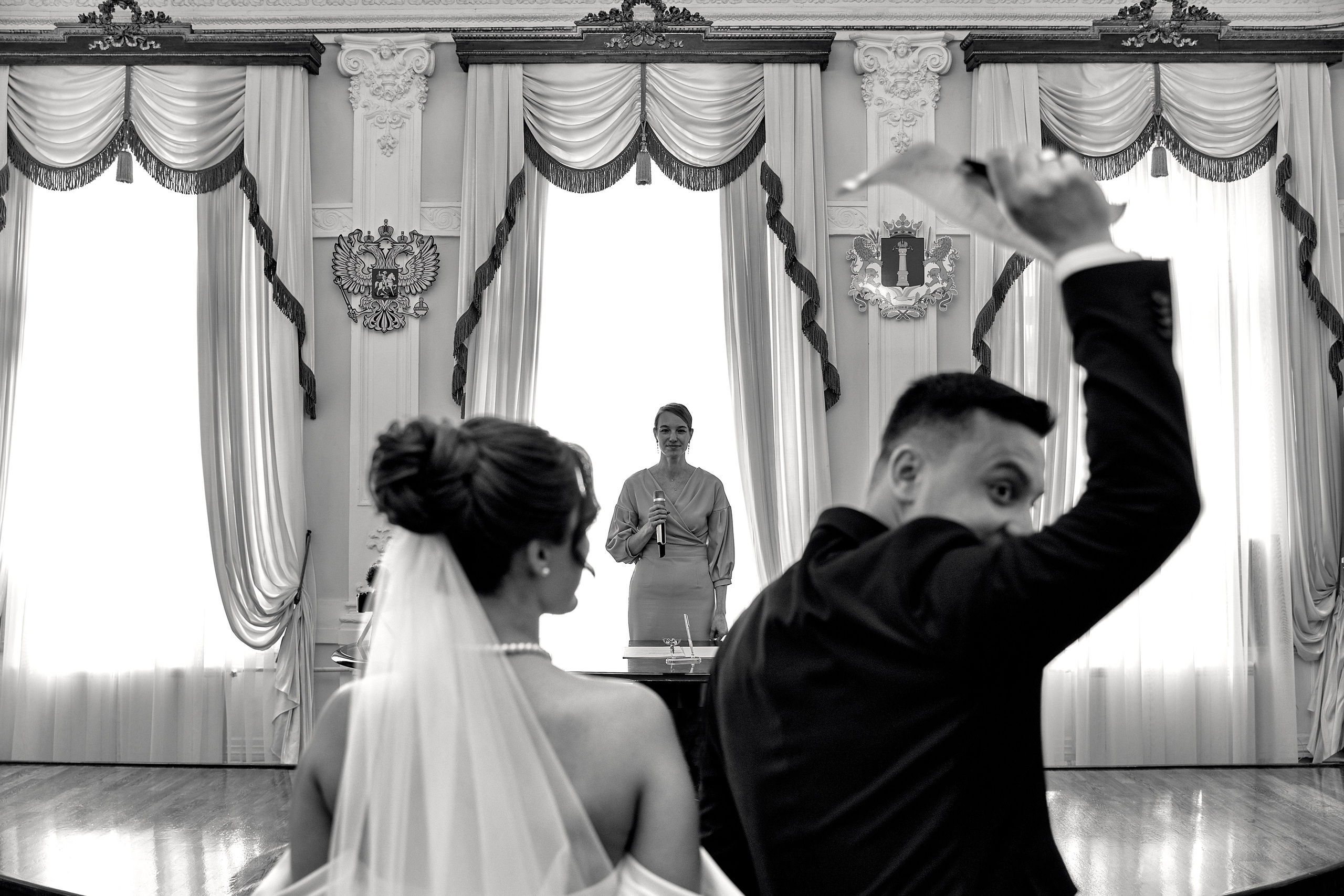 Момент после бракосочетания: радостные молодожены в ЗАГСе. Естественные эмоции жениха и невесты. Лучший фотограф Ульяновска и Казани Елена Орешина