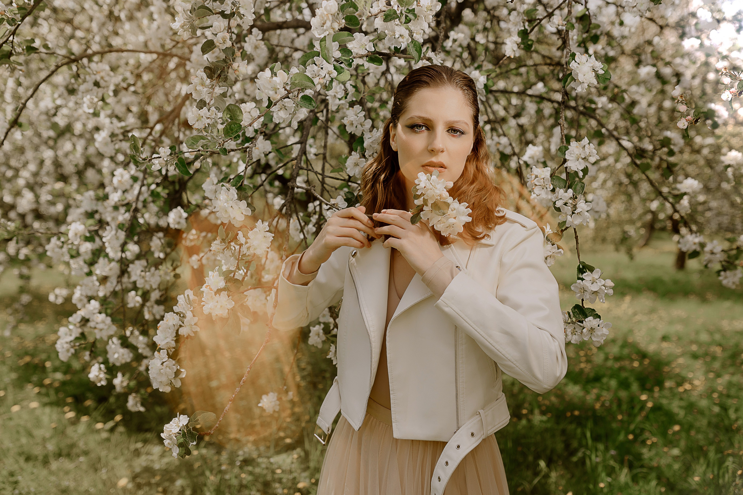 Женская фотосессия в цветущем саду. Семейный и женский фотограф в Москве Надежда Воробьева