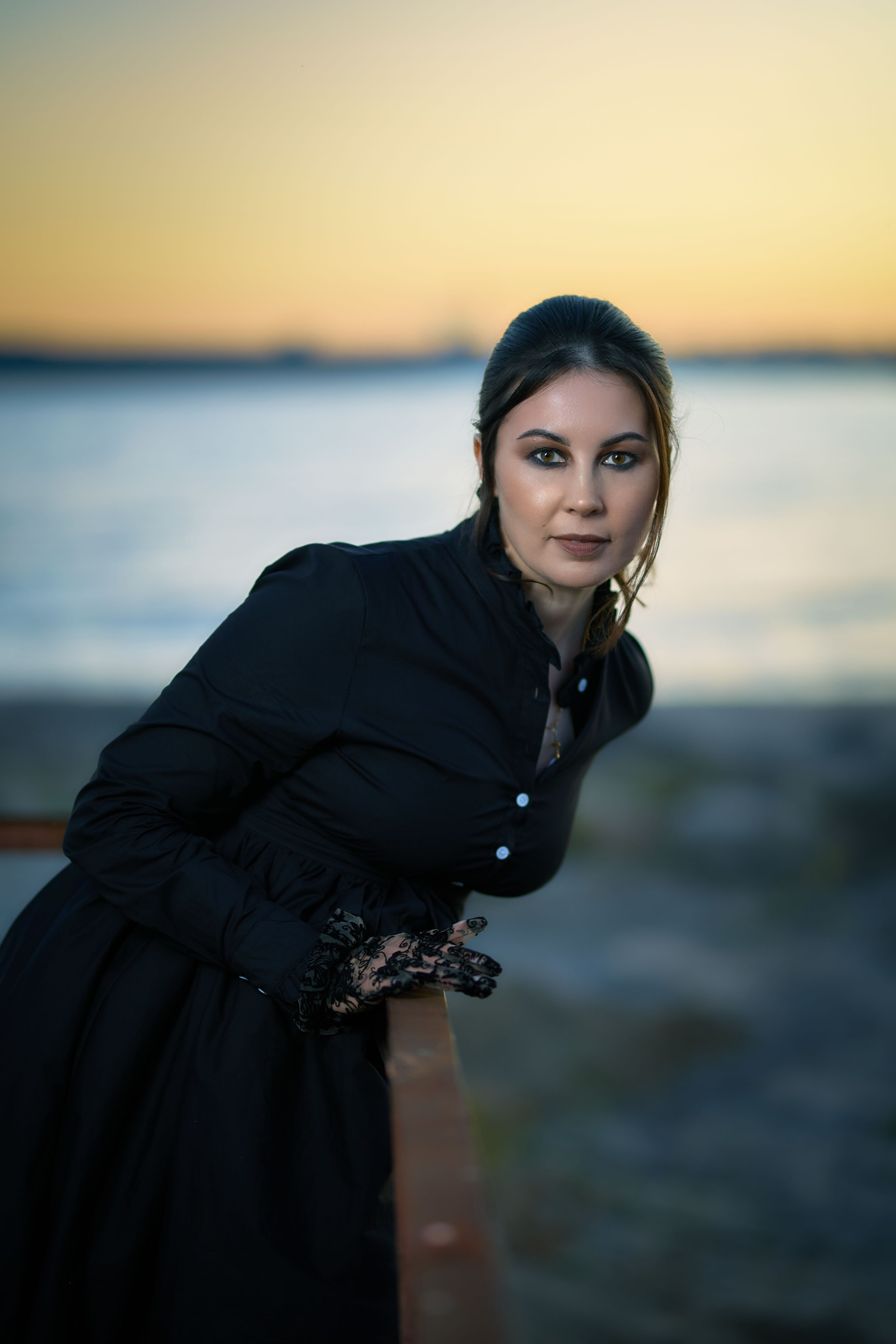 тематическая фотосессия в черном платье на старой барже на волге