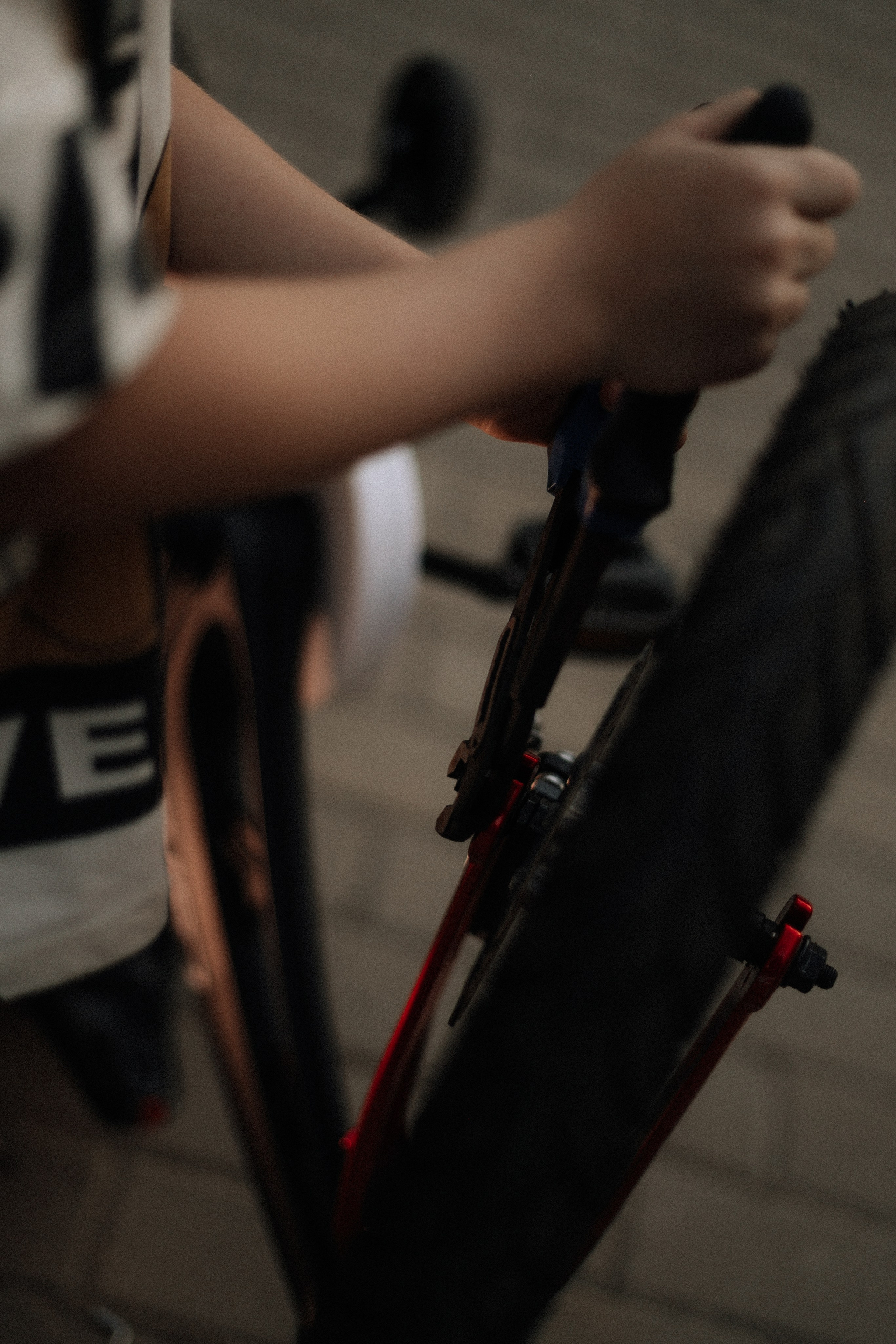 Папа учит сына кататься на велосипеде. Фотограф в Крыму | Виктория Нотевская