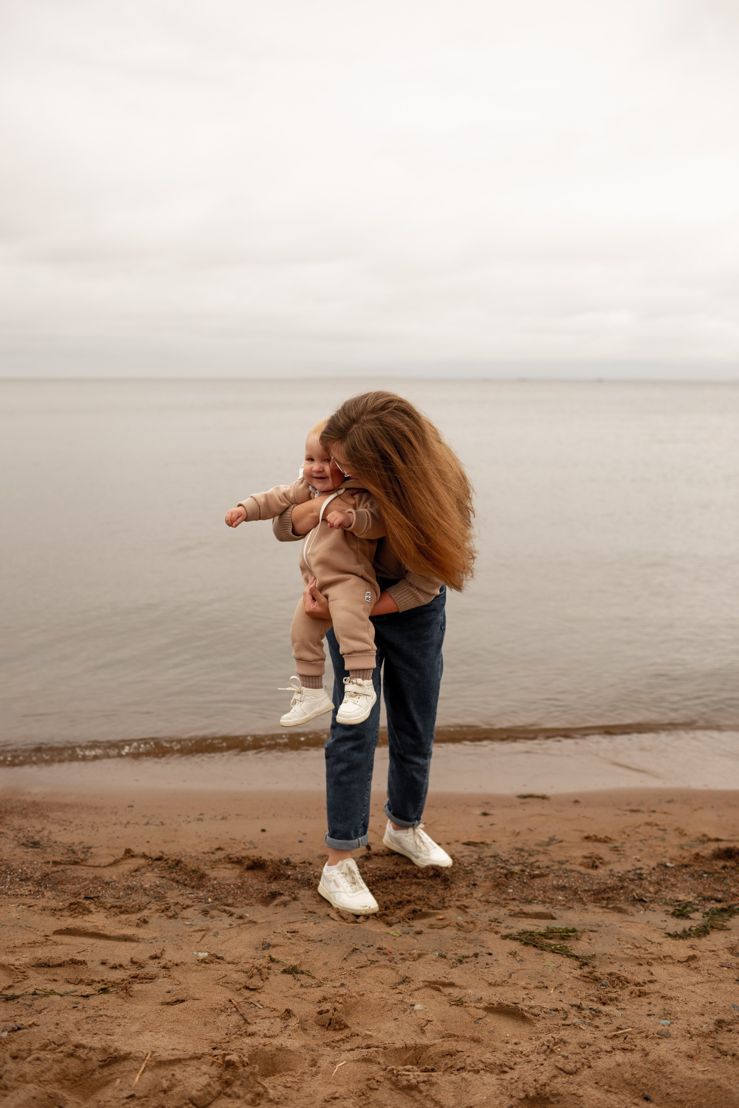 Семейная фотопрогулка на пляже. Свадебный фотограф Кирилл Белый