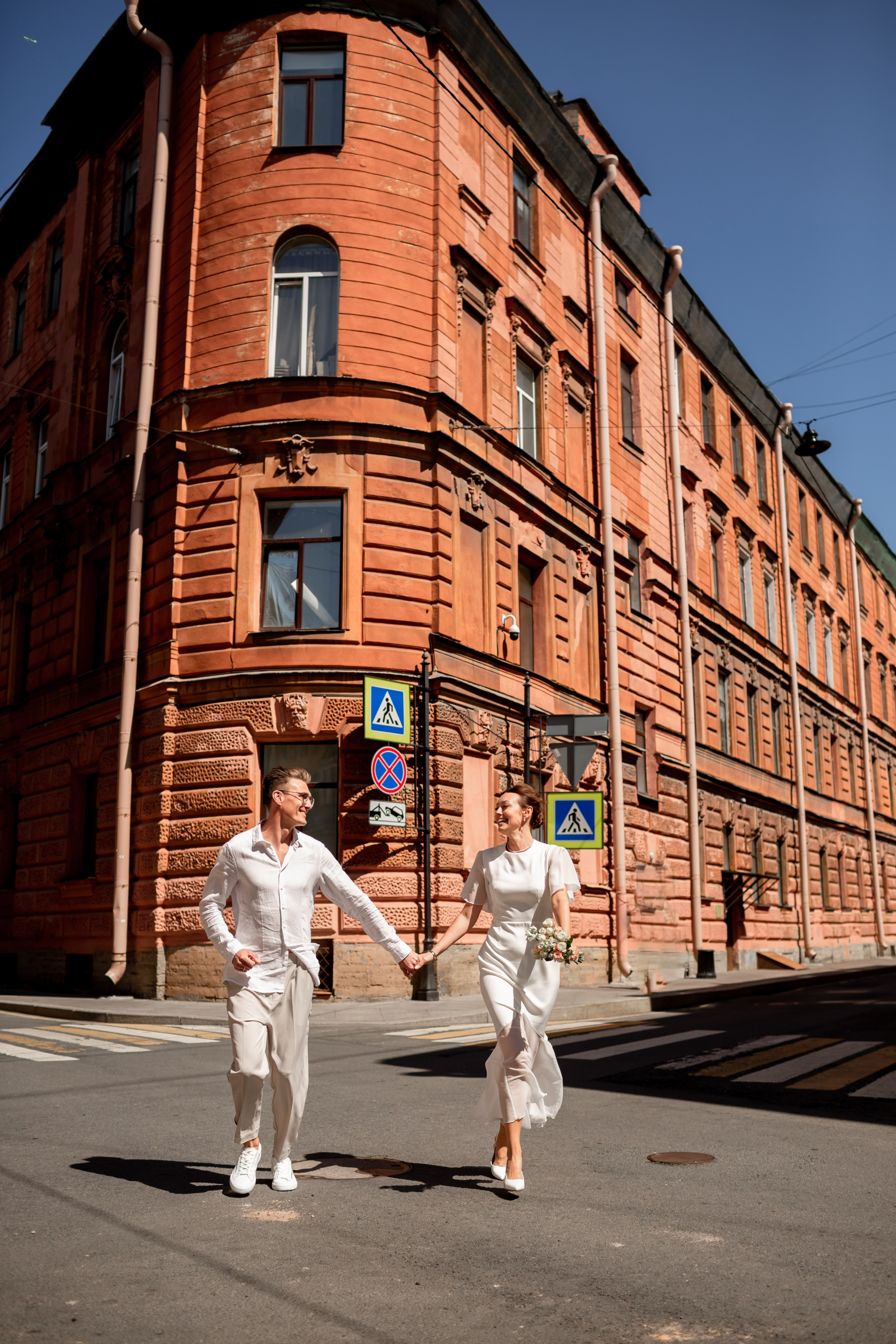 Свадебная фотопрогулка по улицам Петербурга. Свадебный фотограф Кирилл Белый