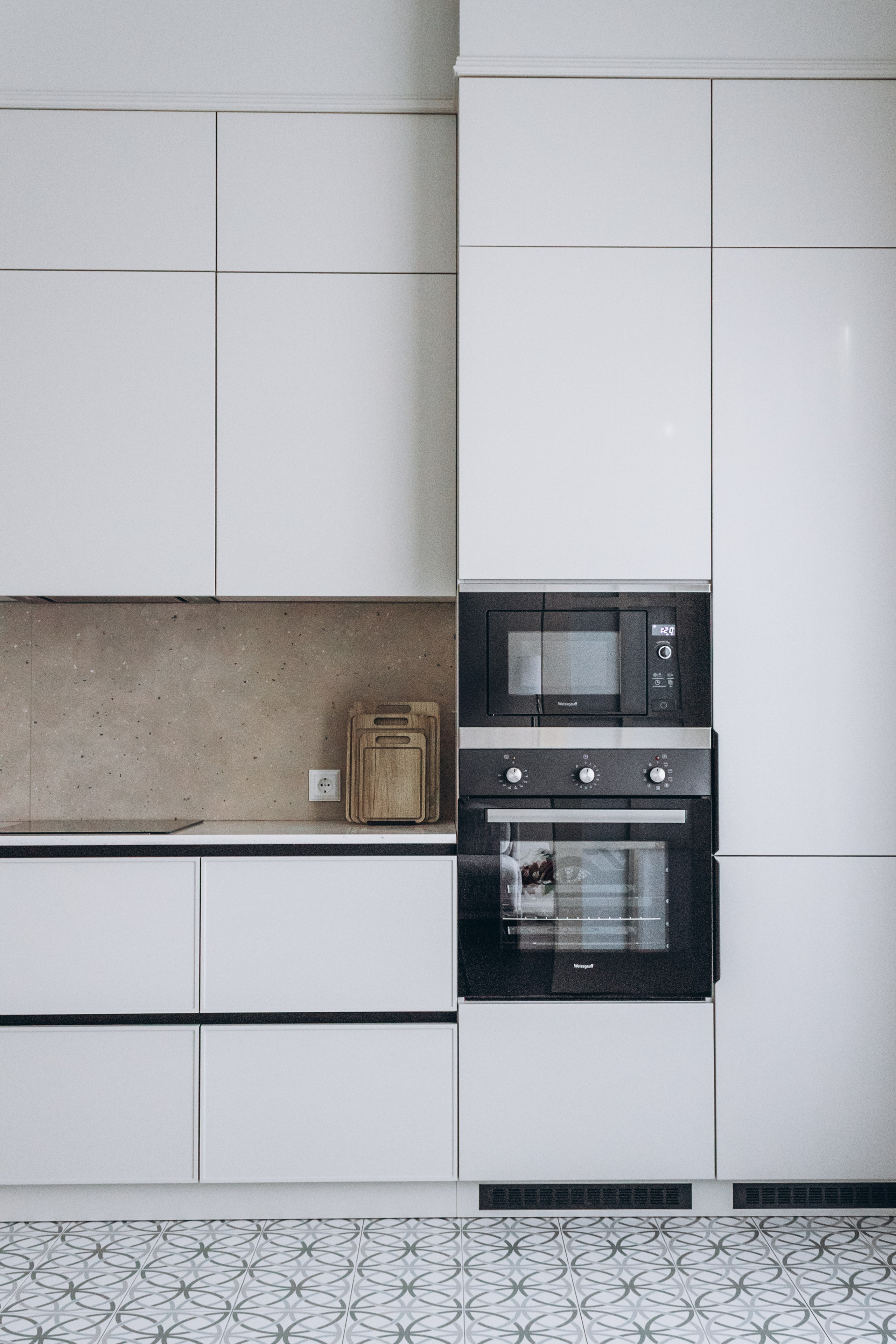 Светлая кухня в минималистическом стиле со встроенной техникой