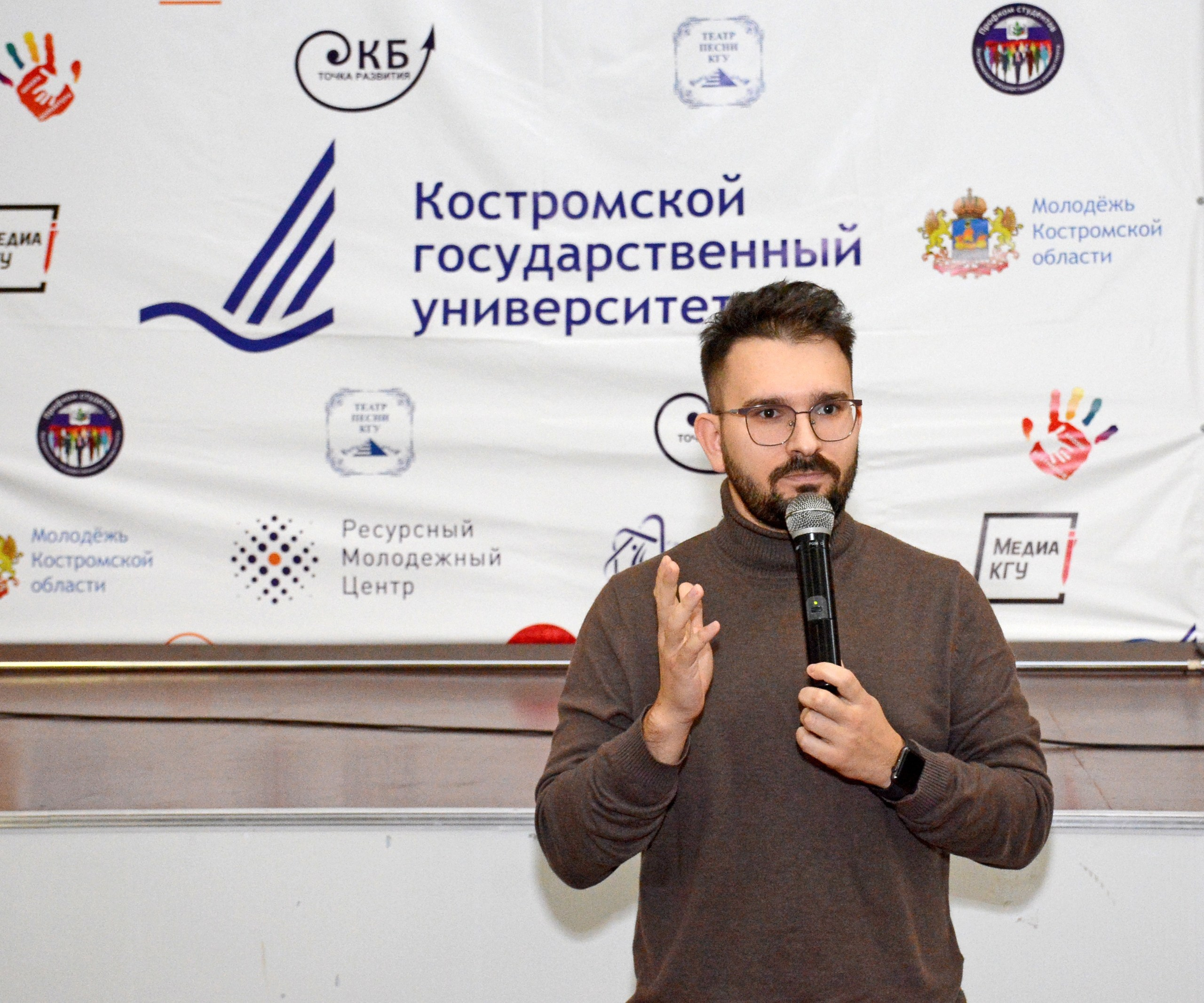 Ведущий спортивных, деловых мероприятий