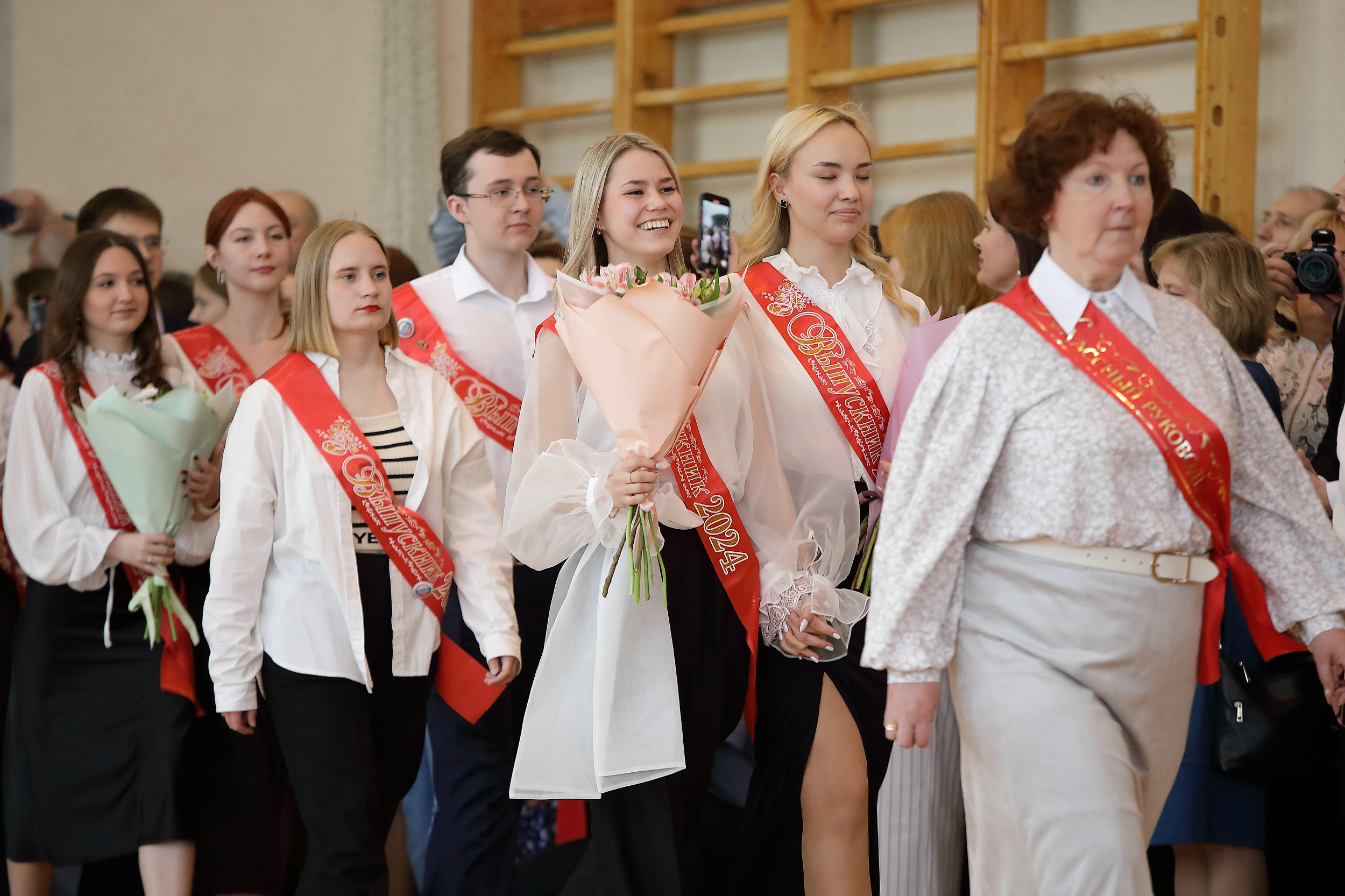 выход выпускников последний звонок