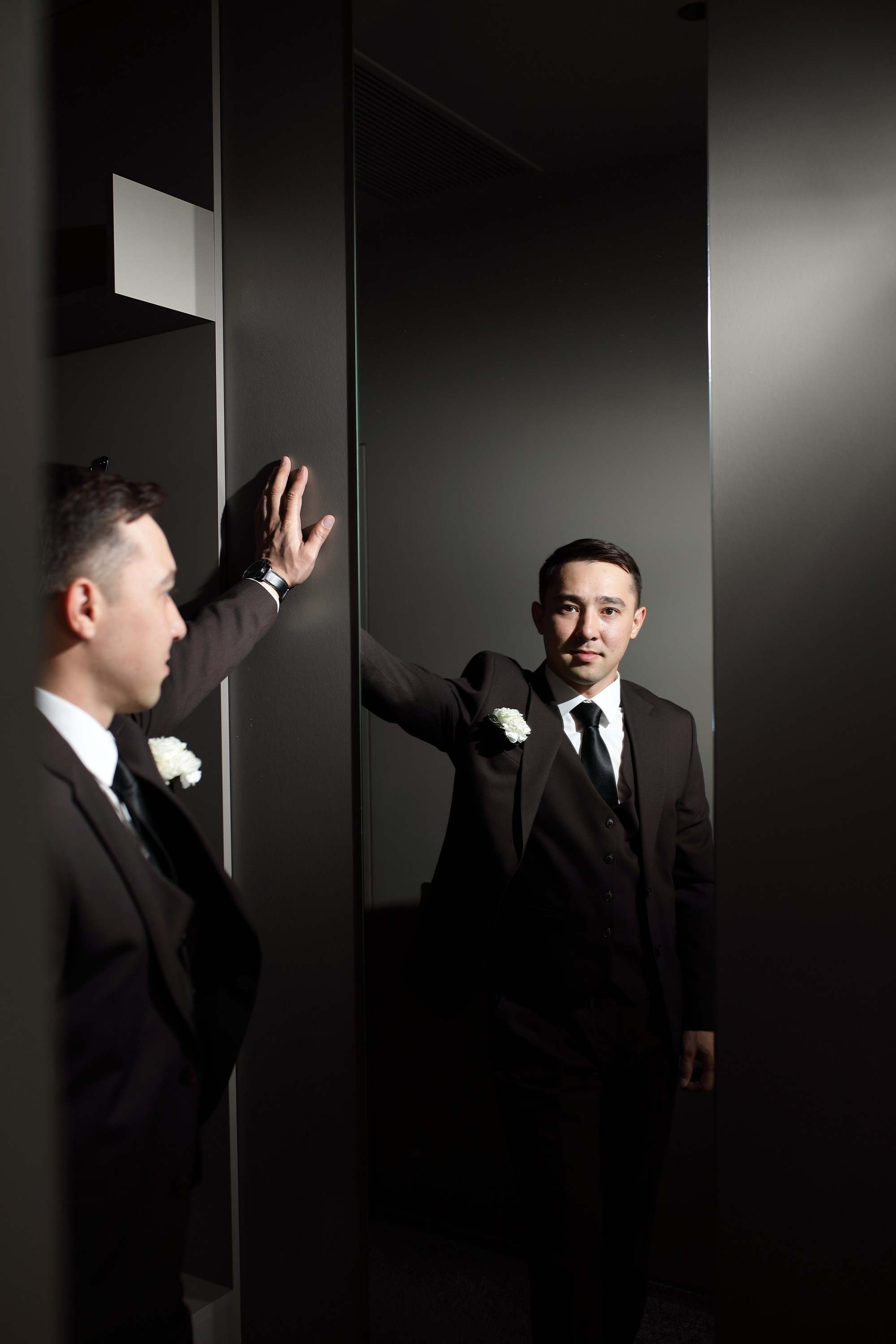 фотография жениха у зеркала