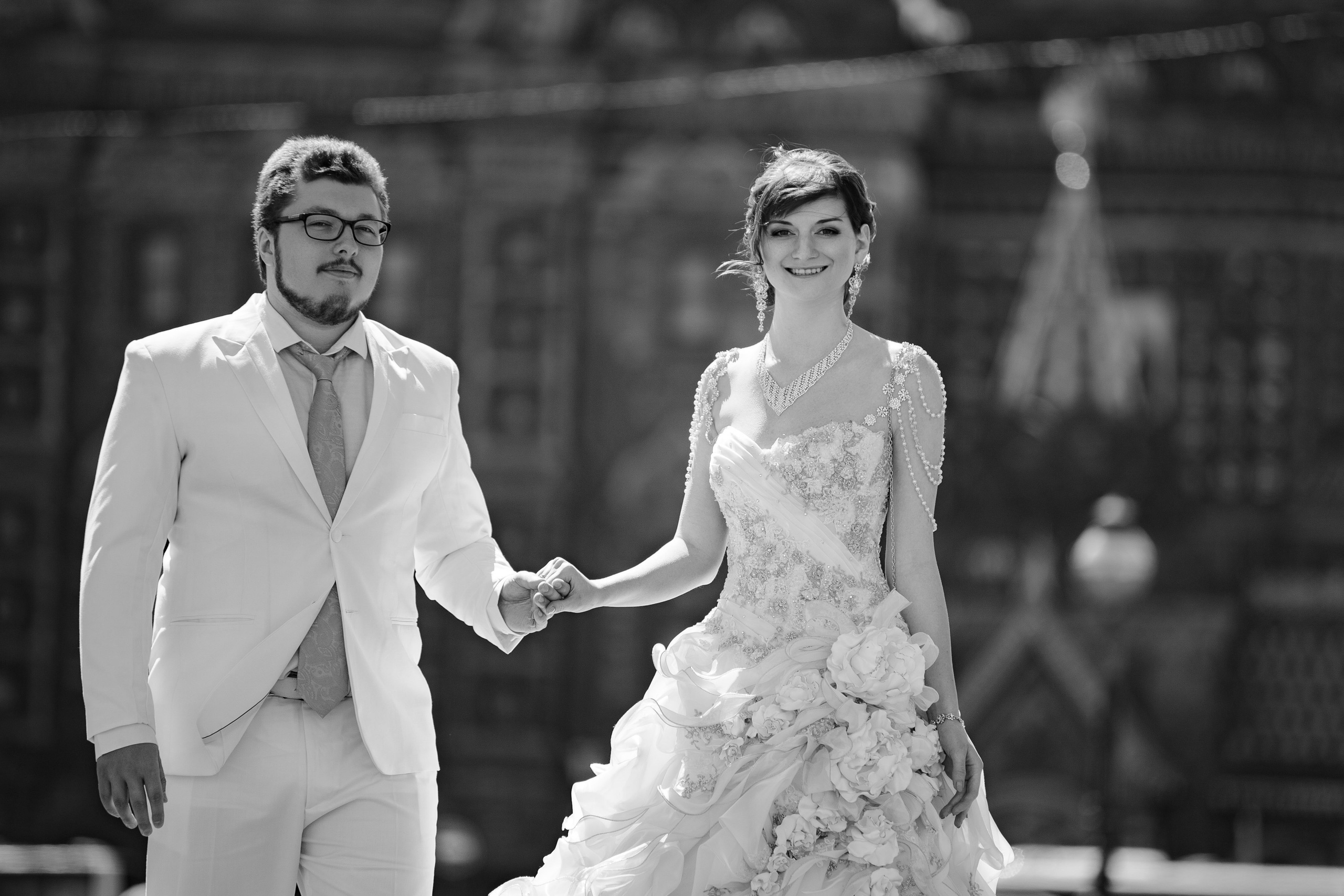 Черно-белая свадебная фотосессия для молодоженов в центре Петербурга.