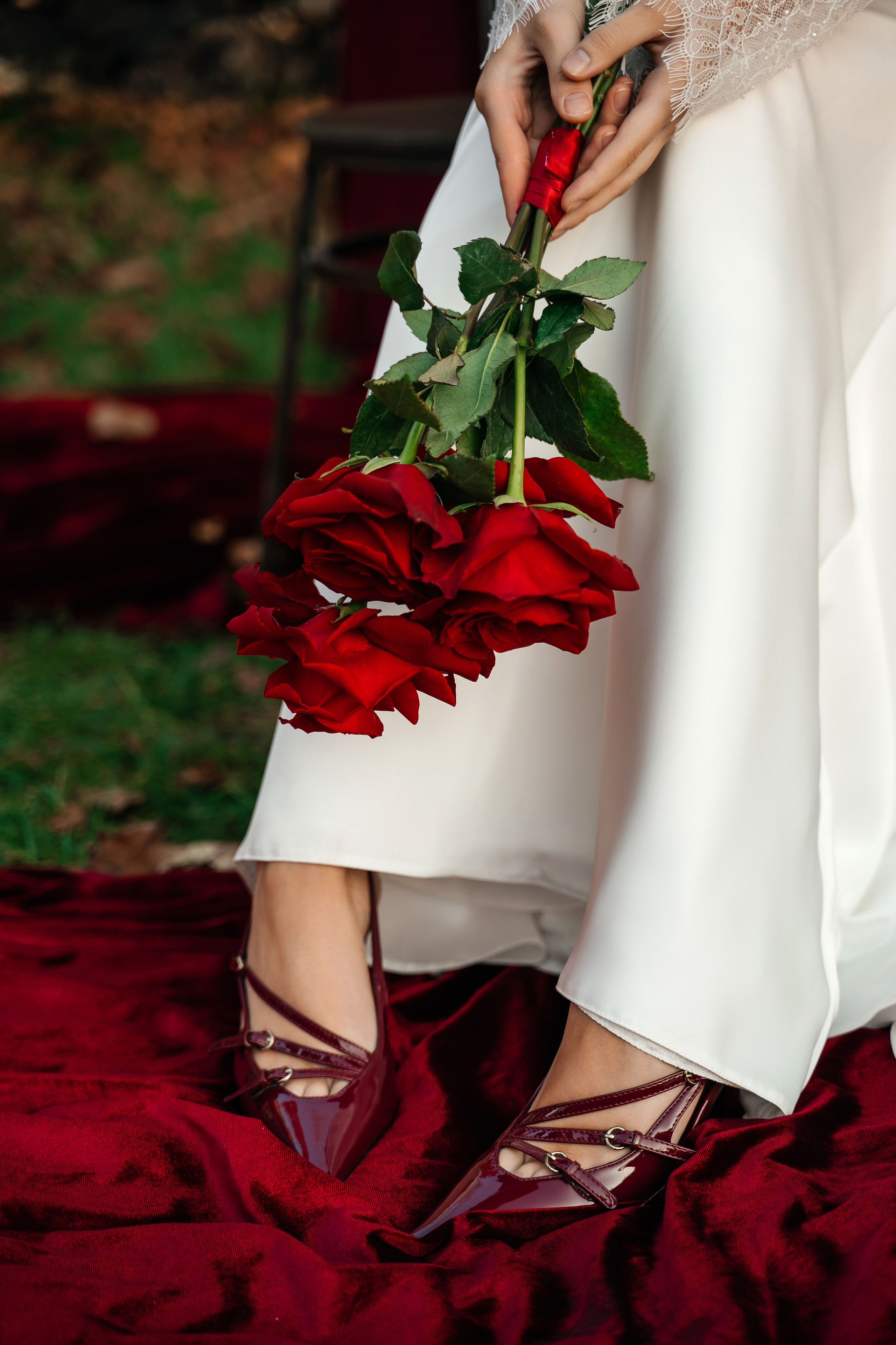 Свадебная церемония на фотозоне из красного бархата. Свадебный фотограф Елена Рякина