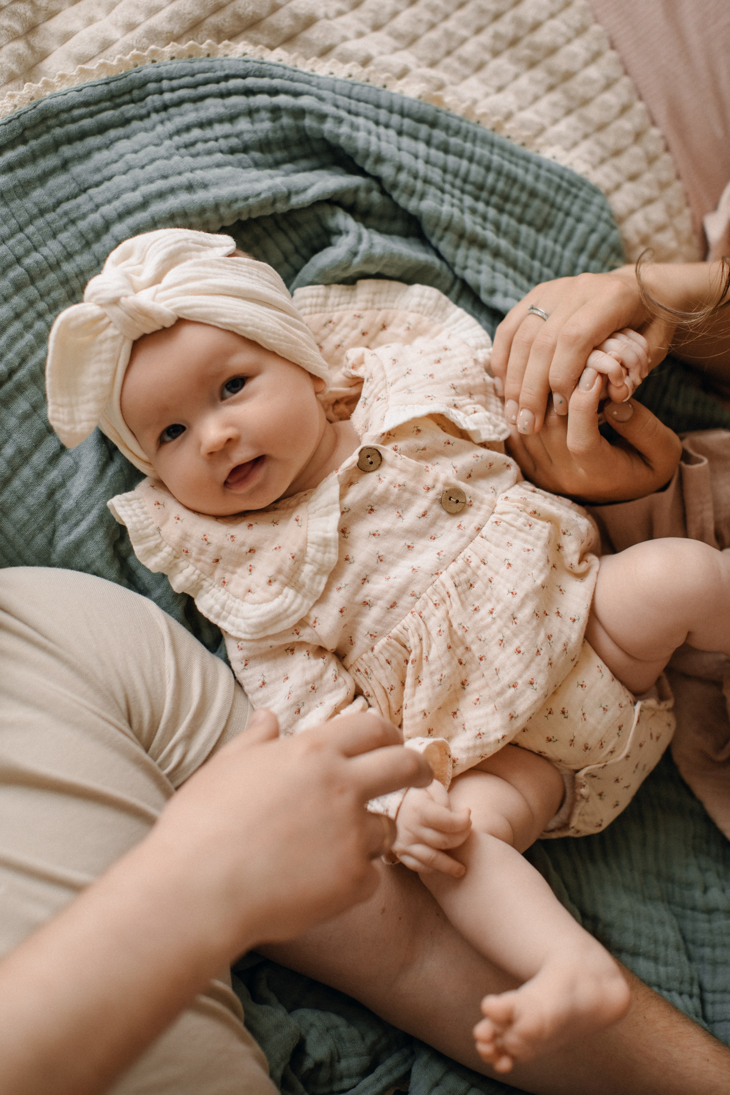 Малышка Ксения и родители. Семейная фотосессия в студии. Фотограф в Москве Ольга Сатони