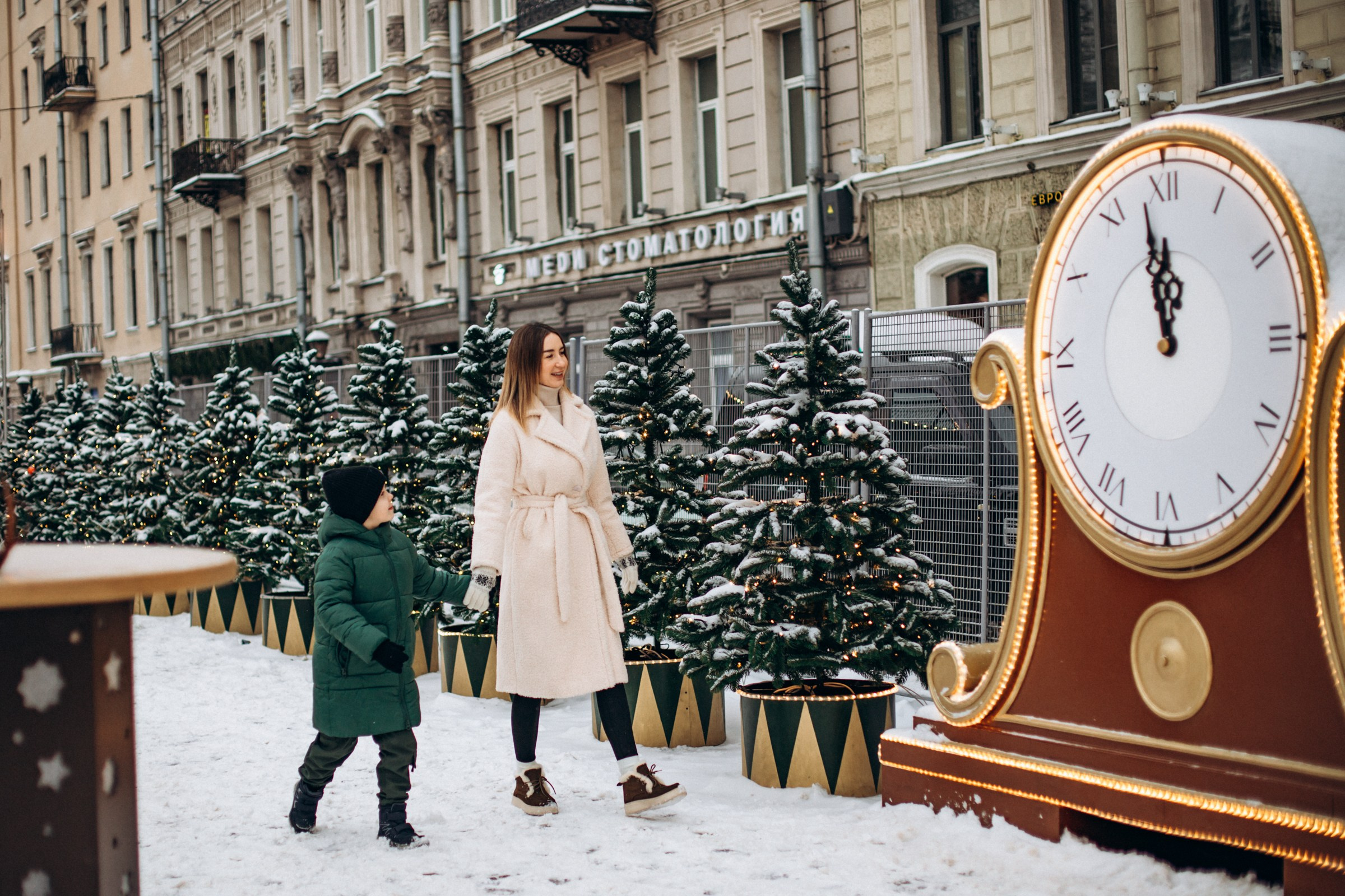 Оксана с сыном в декабре. Фотопрогулка в Петербурге. Индивидуальный и семейный фотограф в Санкт-Петербурге