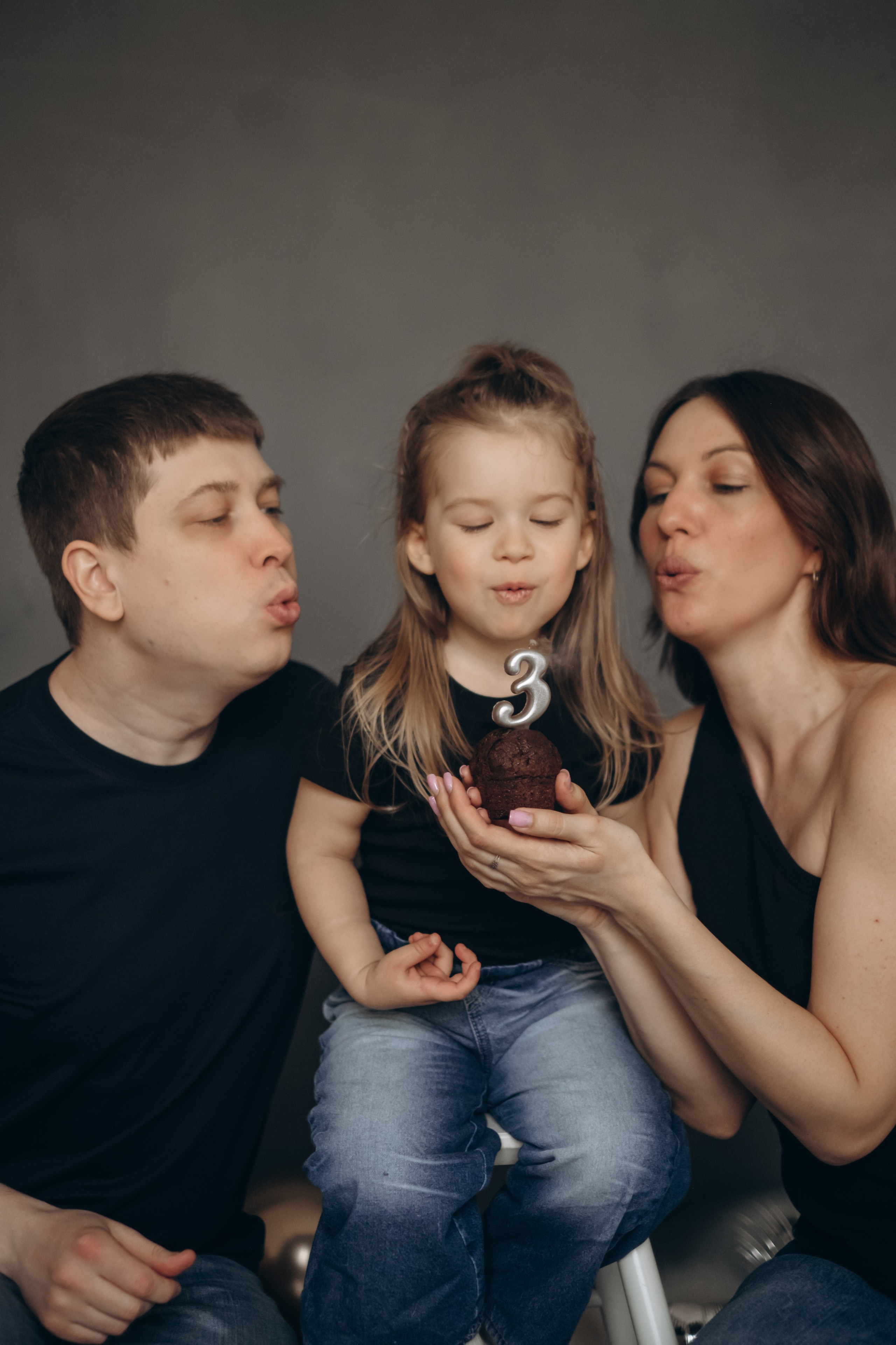 Фотосессия «День рождения» в минималистичной студии. Фотограф Новосибирск Анна Рождественская