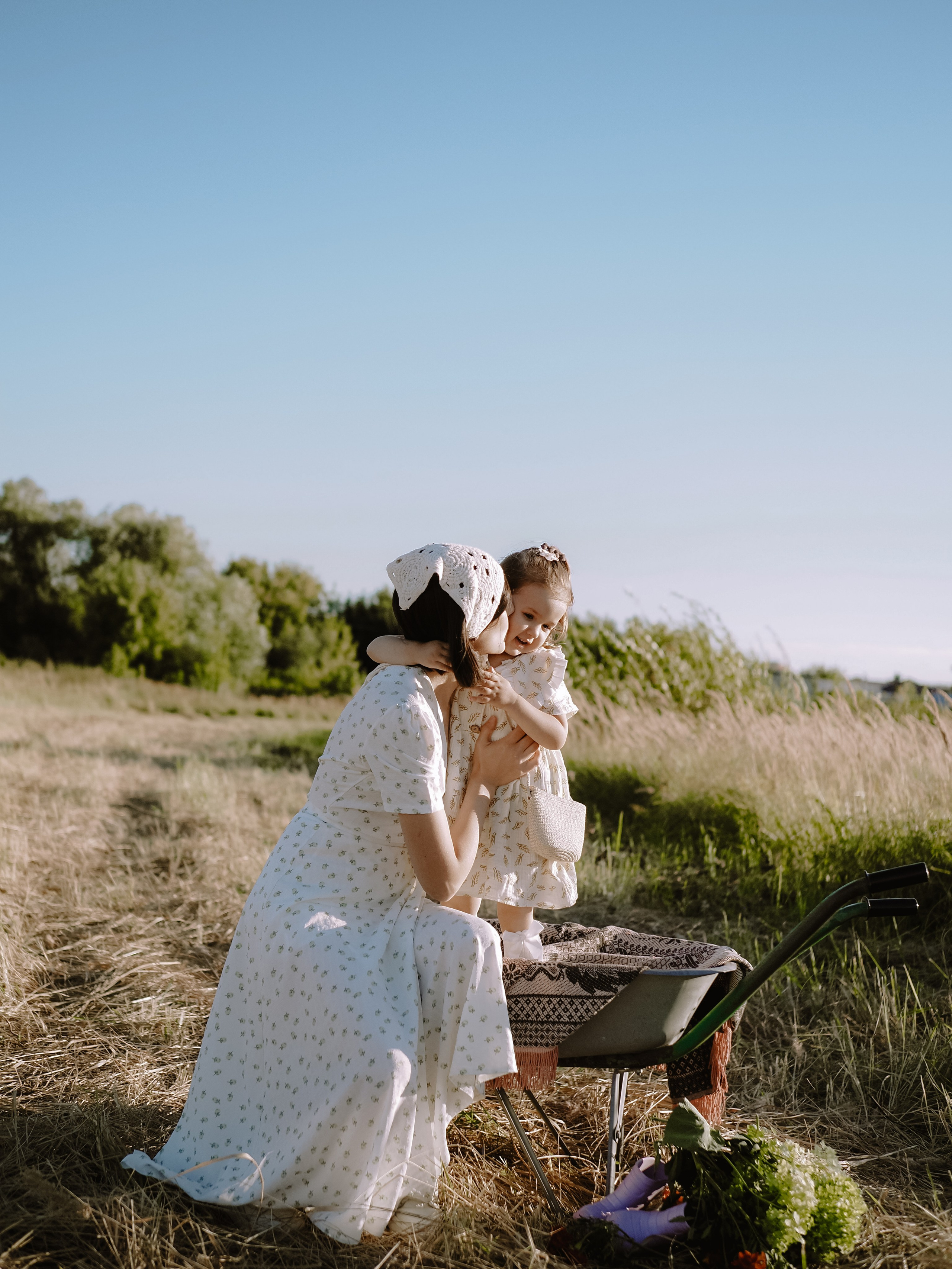 Гоняться по полю на тачке с мамой и папой. Обижаться. Смеяться. Фотограф Рязань. Семейный Свадебный фотограф