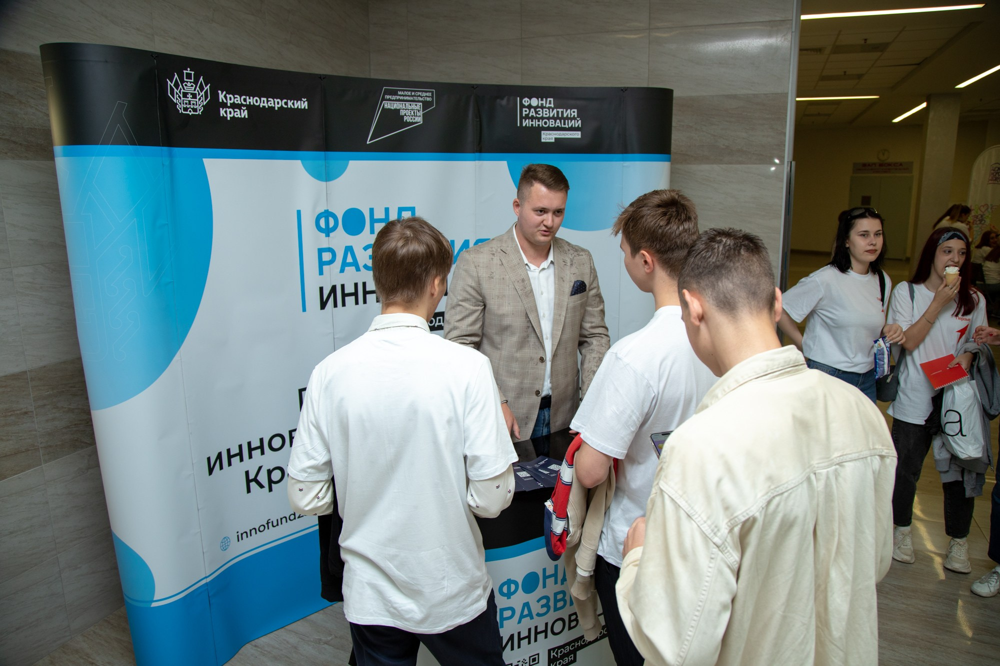 Первый фестиваль Движения Первых в Краснодаре. Репортажный, промышленный и маркетплейс-фотограф Дмитрий Чернат