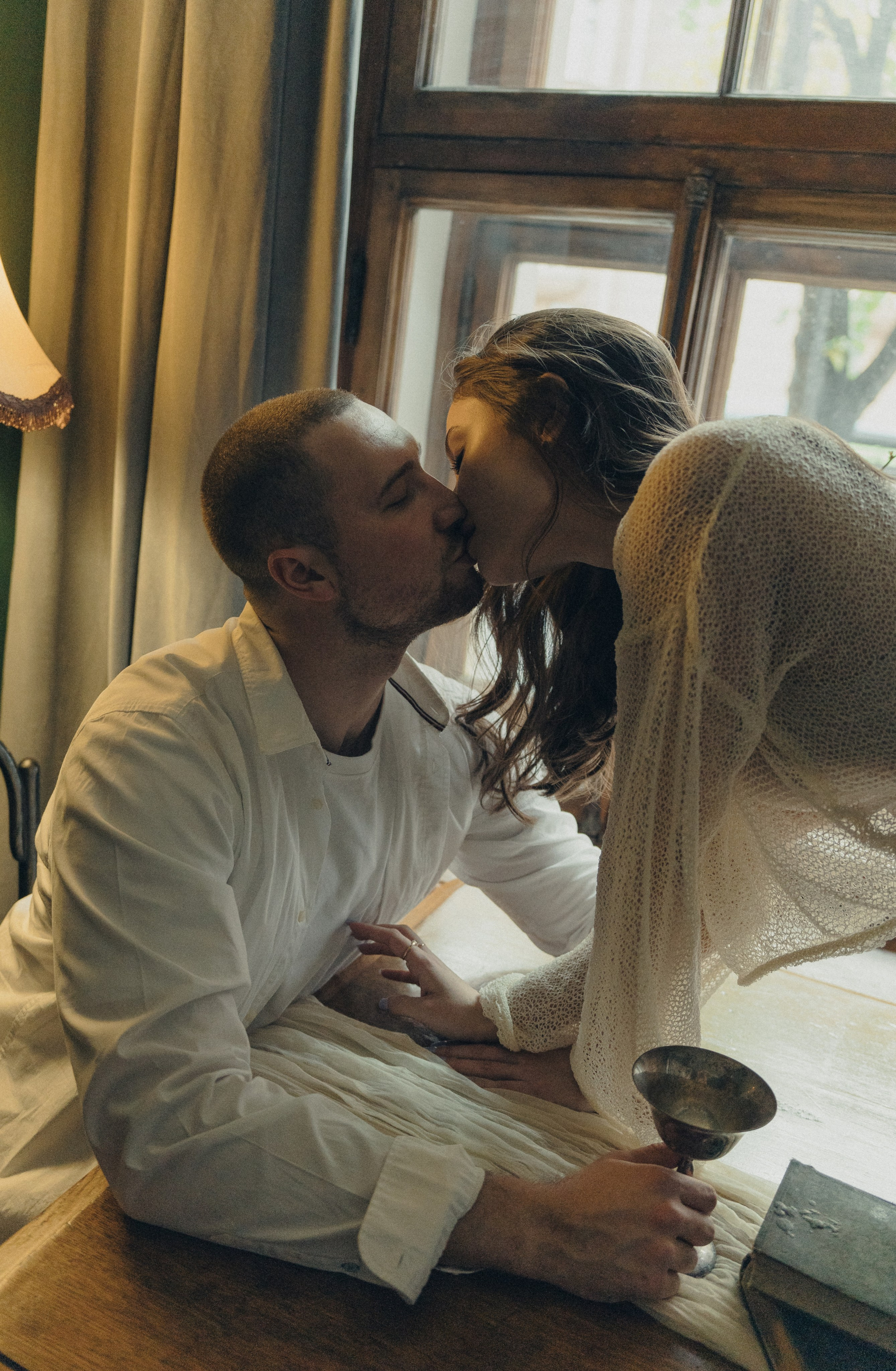 Парная фотосессия в студии. Фотосессия лавстори в Санкт-Петербурге. Живые атмосферный парные фотографии.