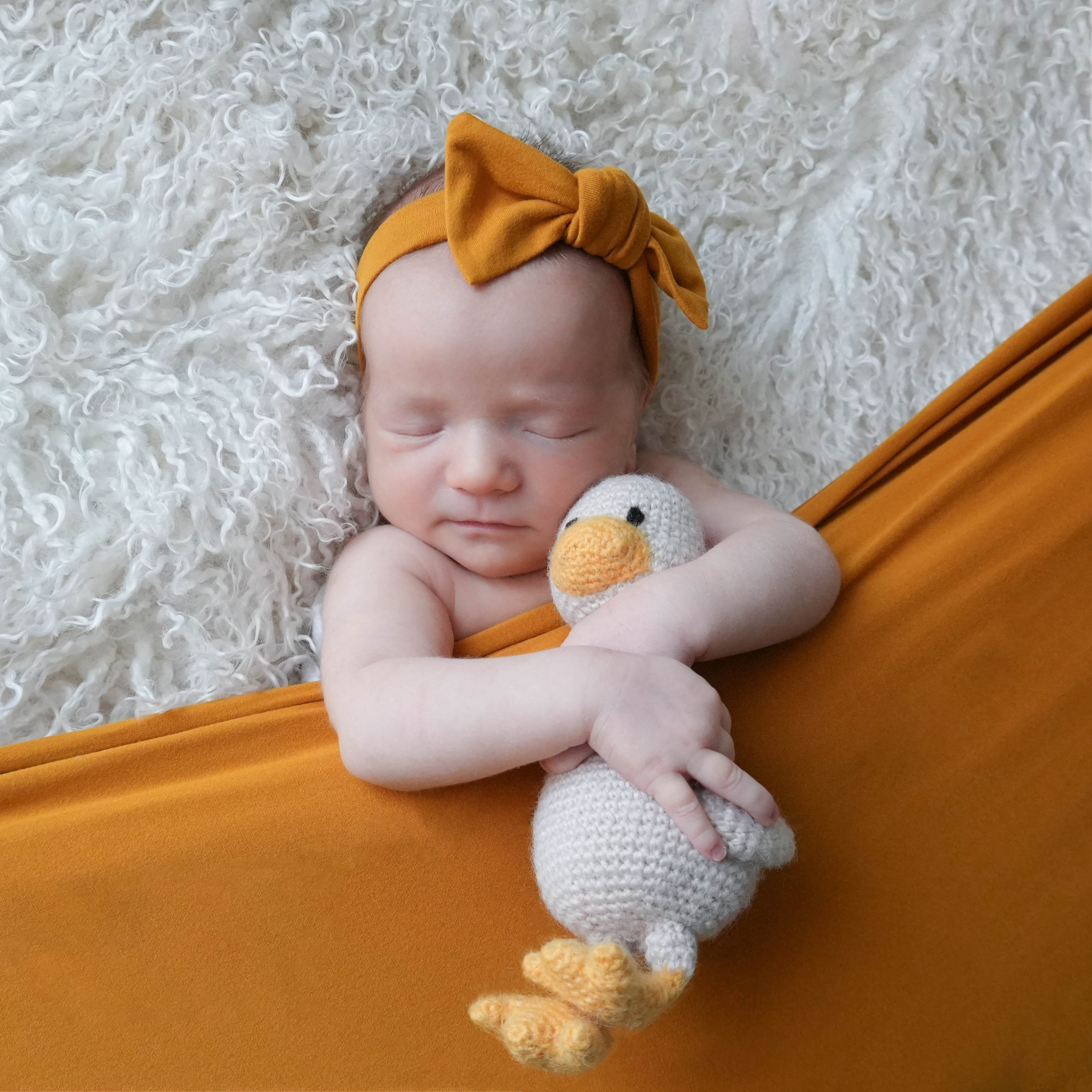 Ньюборн девочки с бантиком и уникальной игрушкой ручной работы