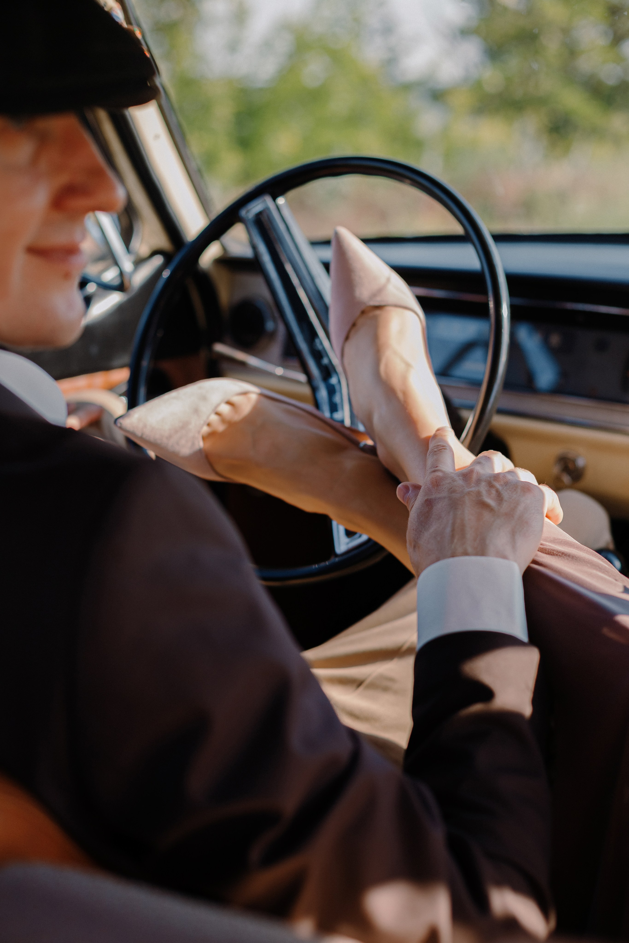 Атмосферная деталь свадебного дня, невеста в автомобиле, репортажная свадебная фотография Таганрог