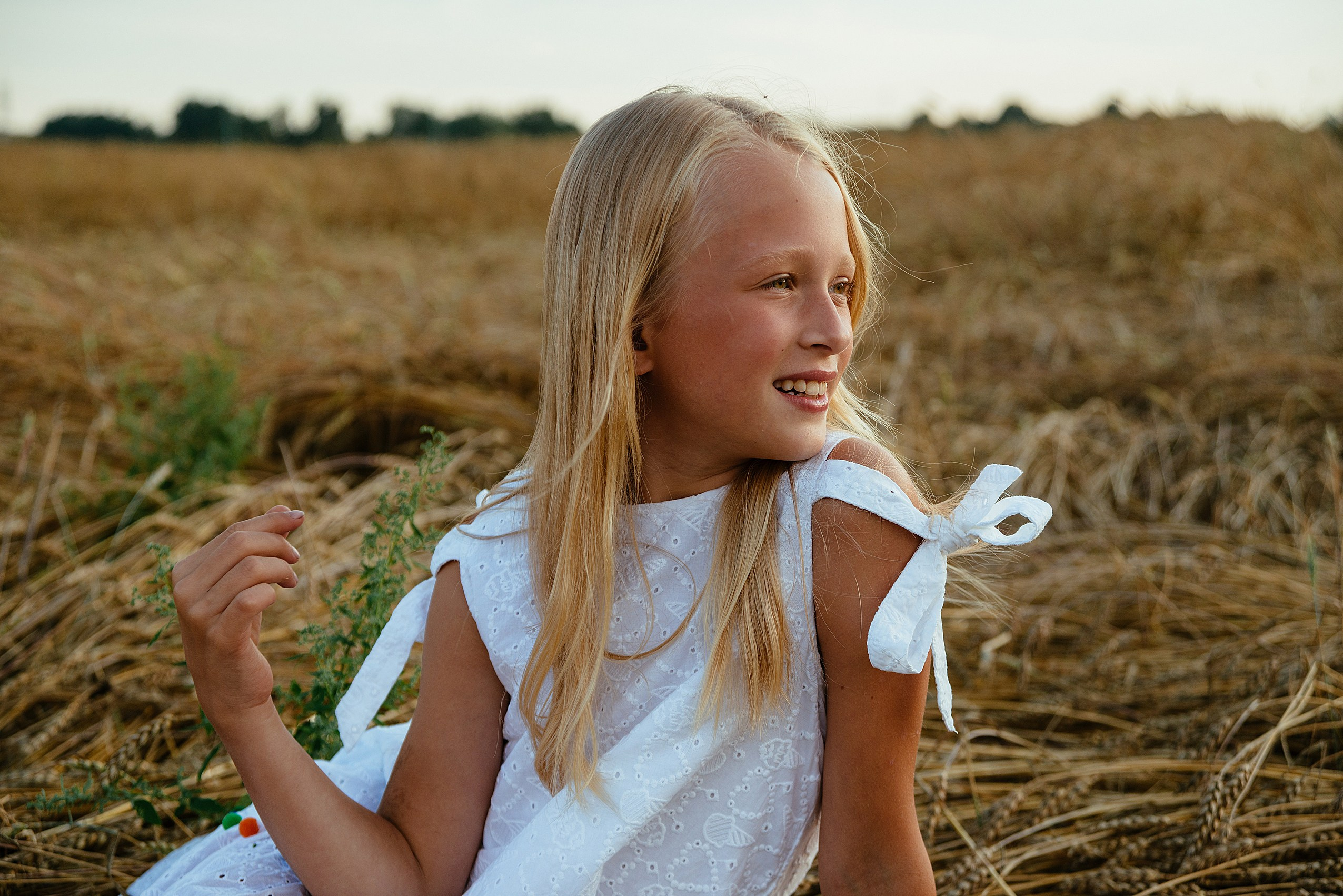 Уличная семейная фотосессия в пшеничном поле. Семейный фотограф Дарья Едапина Новосибирск. Фотограф Дарья Едапина Новосибирск