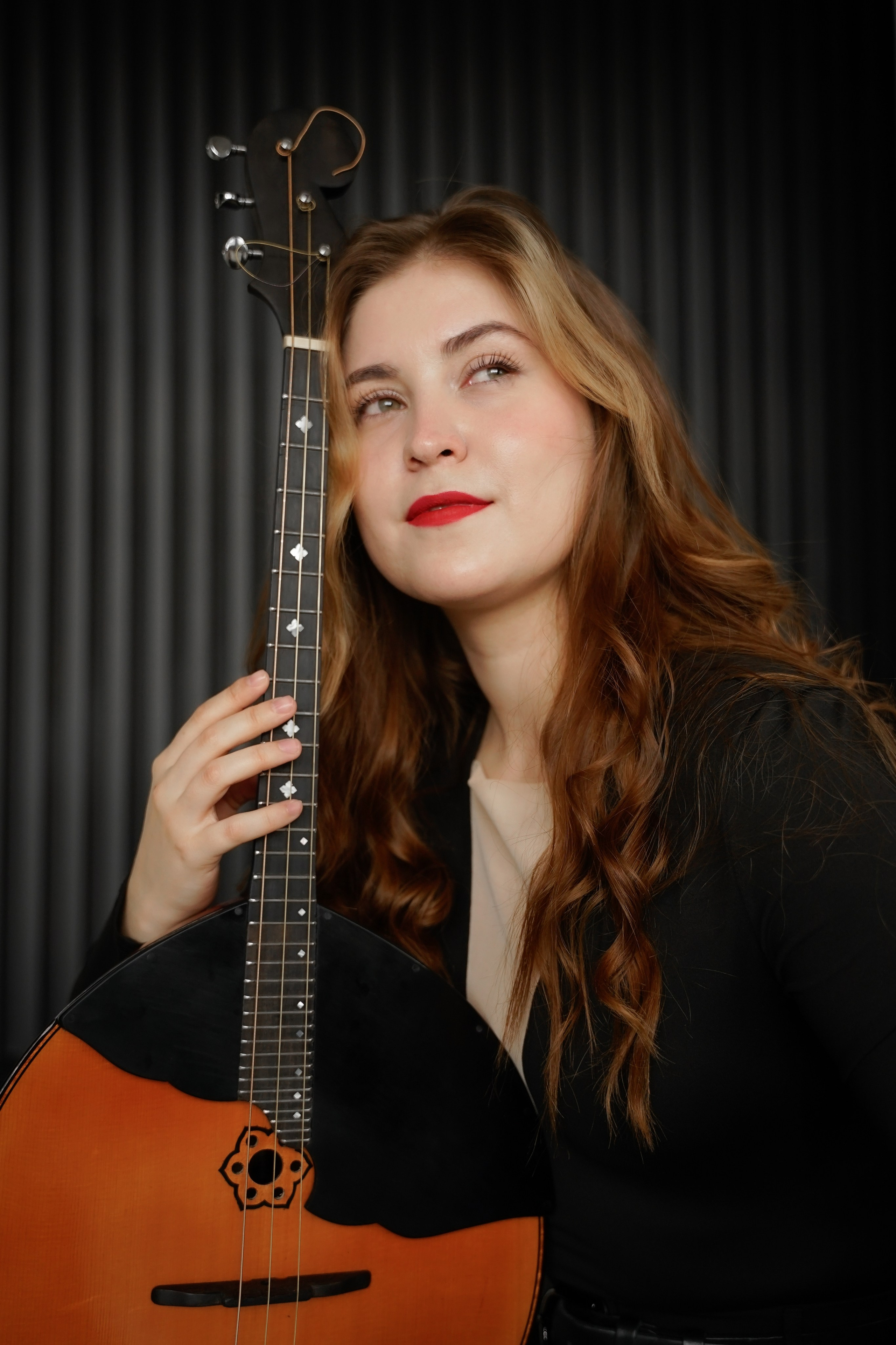 Фотосессия девушки с музыкальным инструментом