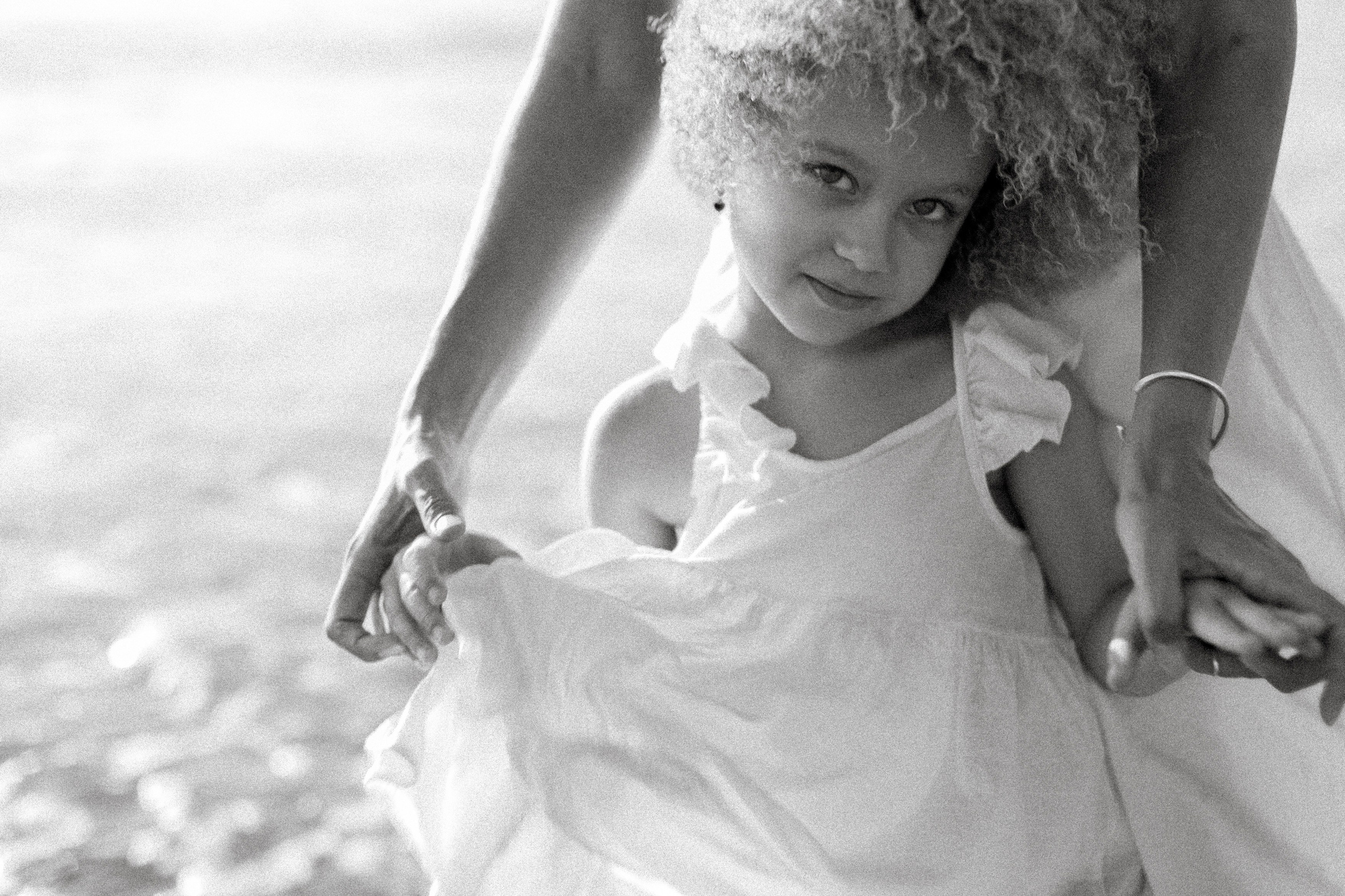 Sandy toes and family smiles. Katerina Nord | Wedding and Couple Photographer in Germany and Europe