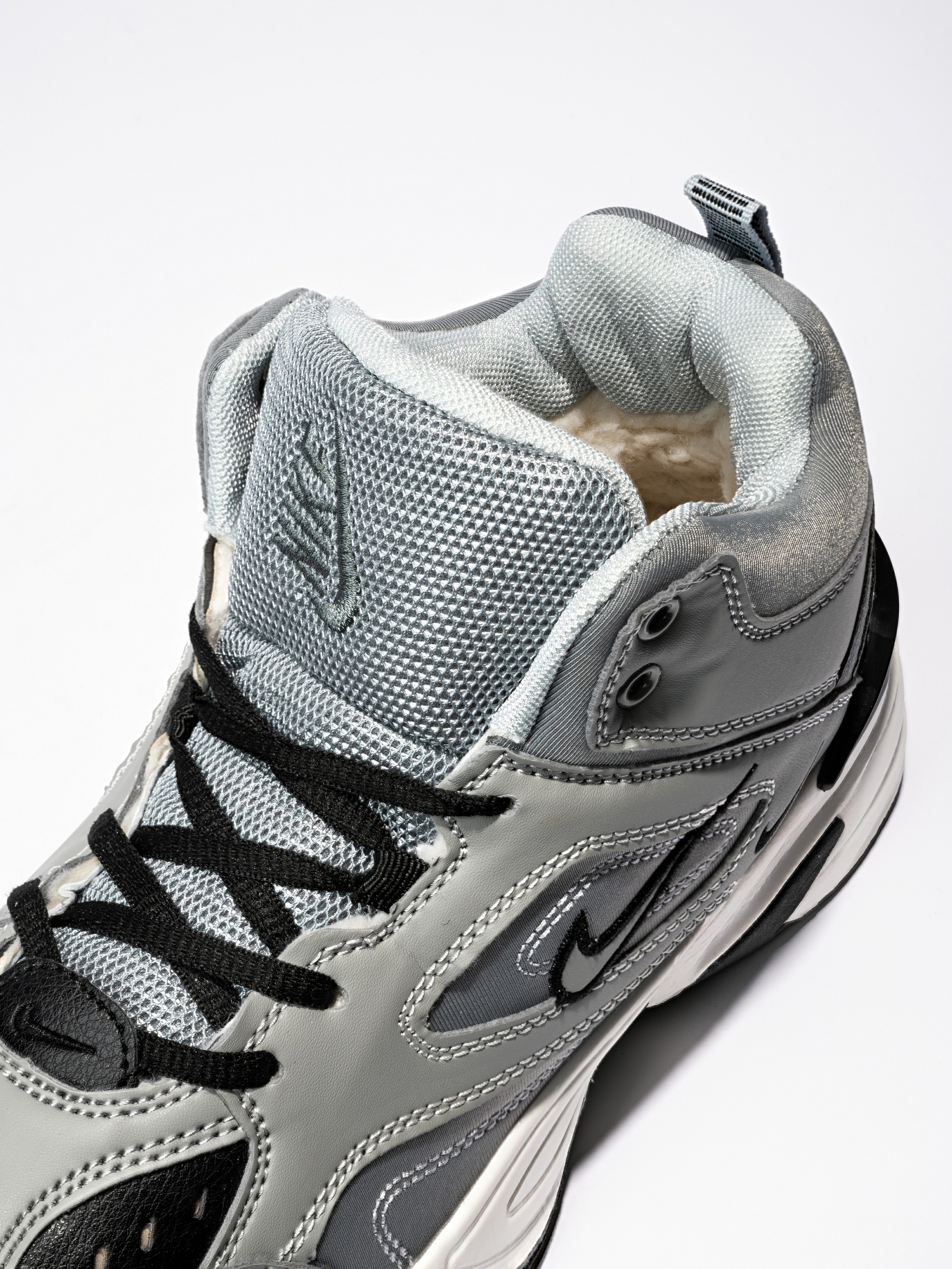 2023.10.24 — Фото кроссовок. Студия рекламной и предметной съемки товаров WELKO Studio