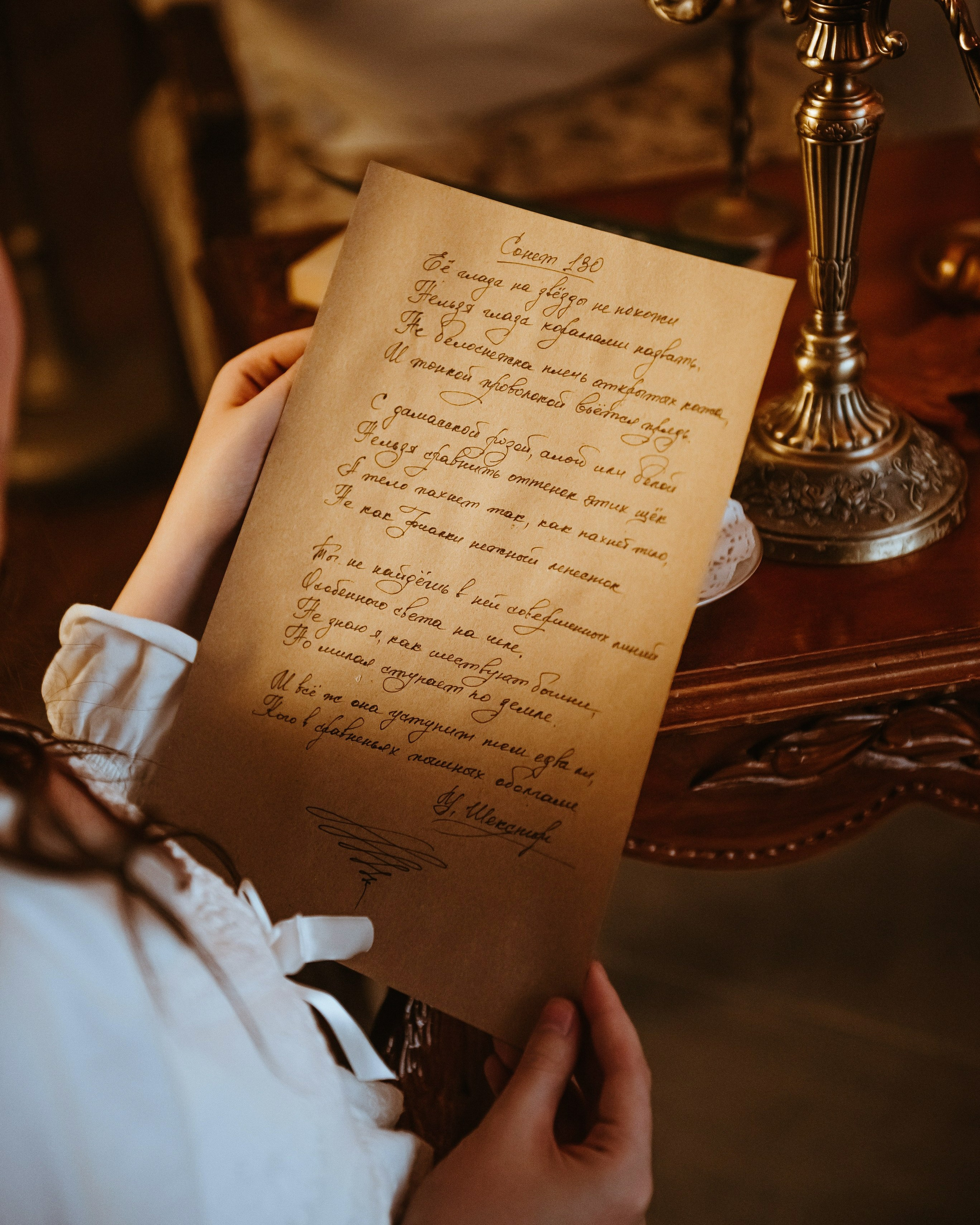 Ретро фотосессия в белом платье в фотостудии LEPOTA в г. Кемерово