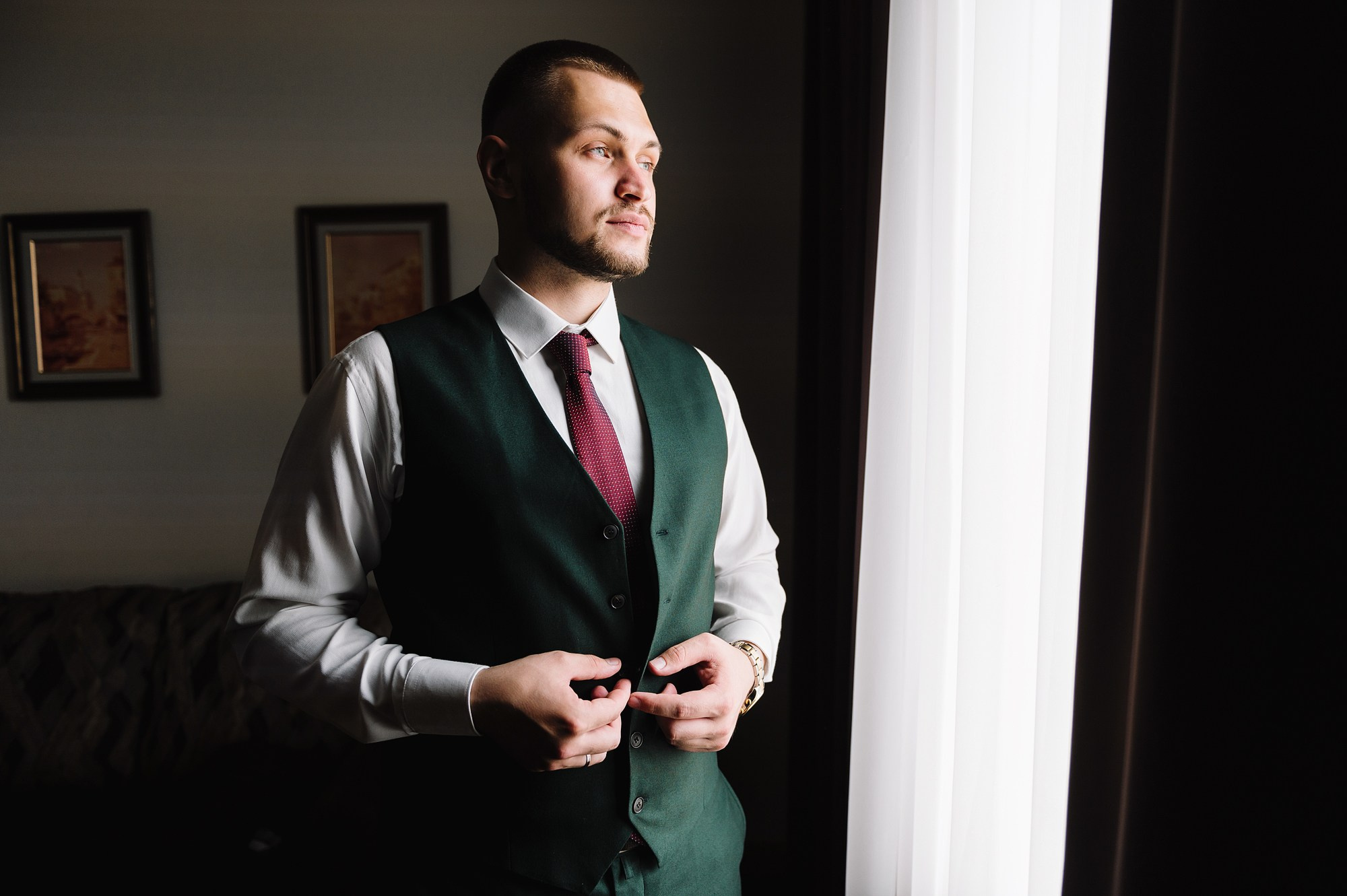 Жених стоит у окна в ожидании невесты.