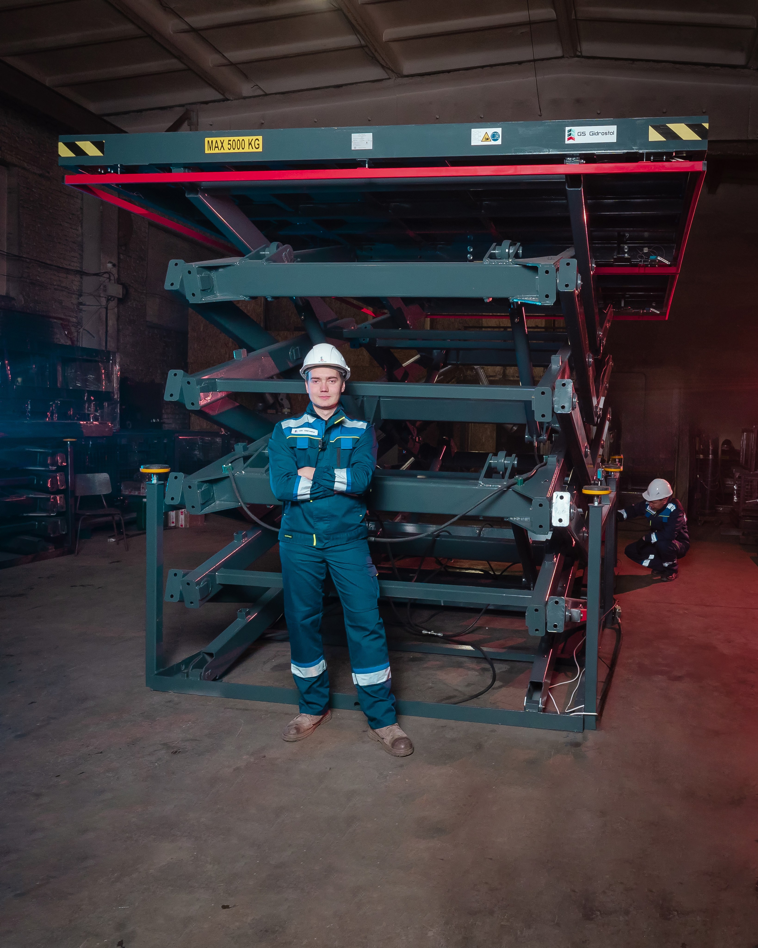 Сборка и установка синхронизированного ножничного механизма из усиленных стальных балок