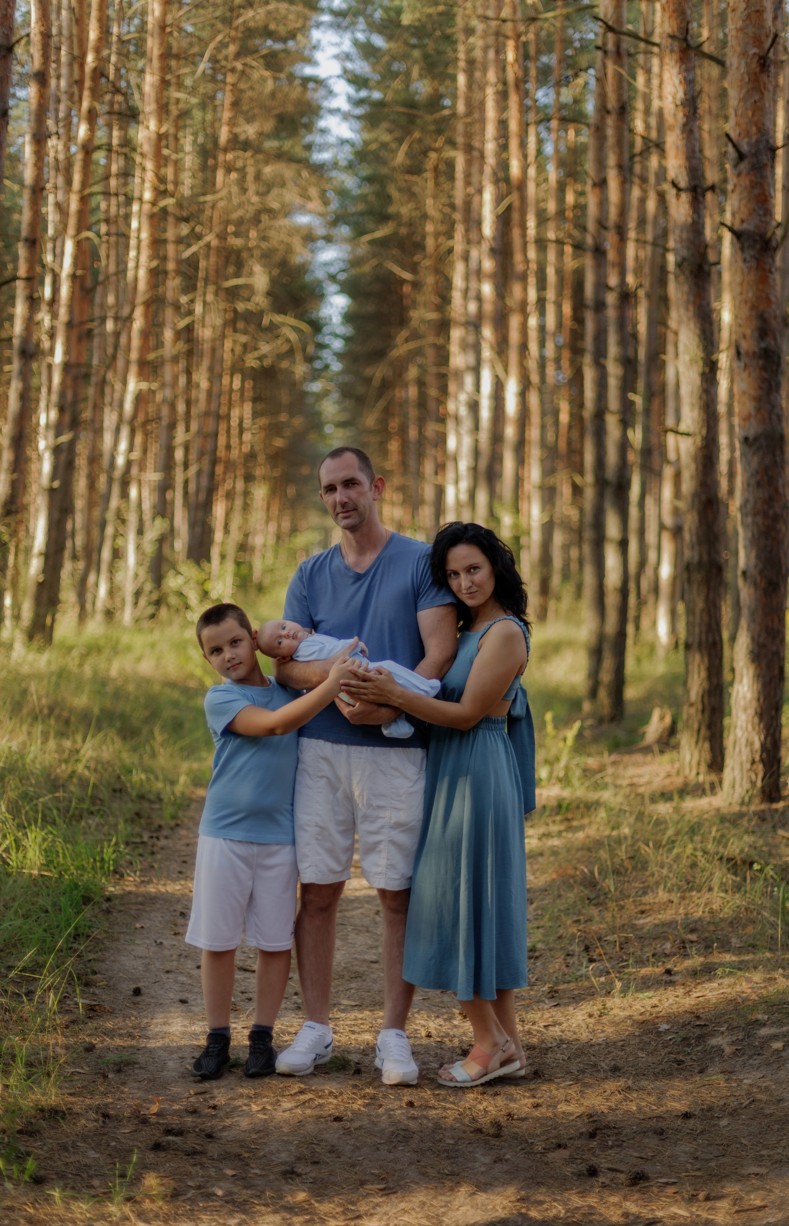 Семейная фотосессия мама, папа и два сына в сосновом лесу летом, семейный портрет