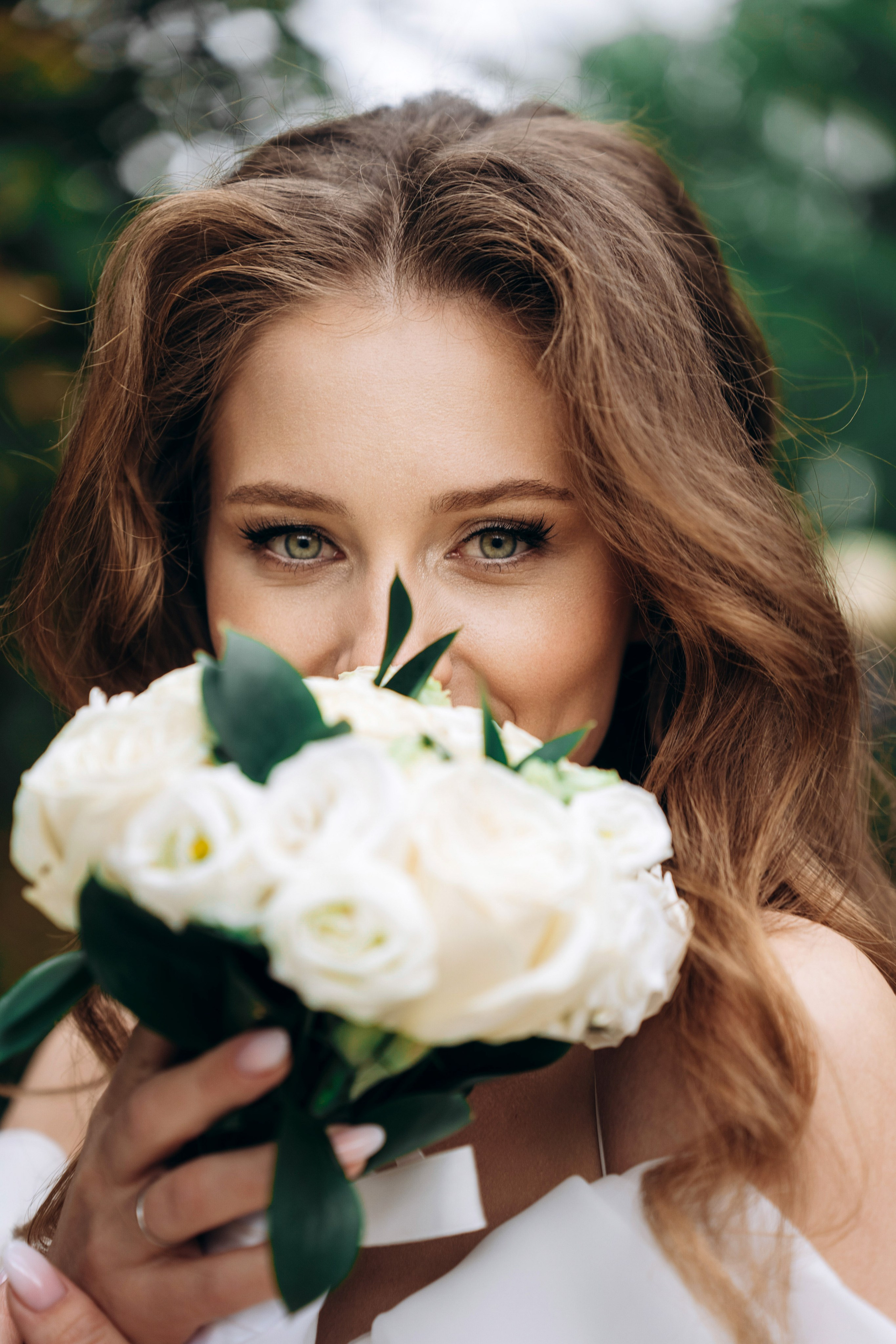 фотограф на свадьбу в Казани, свадебная фотосессия в городском парке, платье невесты