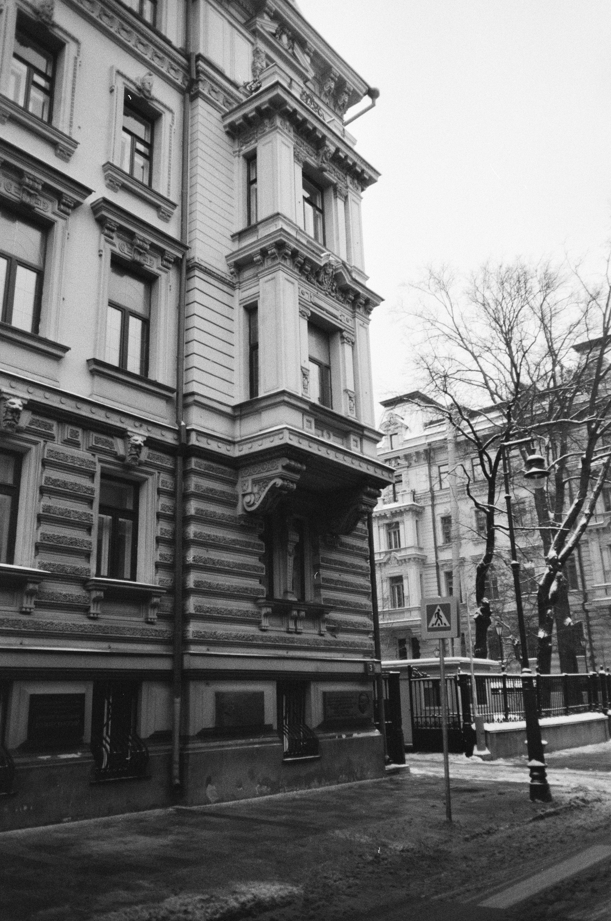 Воздвиженка / Voigtlander Bessa-T — Ultron 28 mm f2 / Fomapan 400 BW