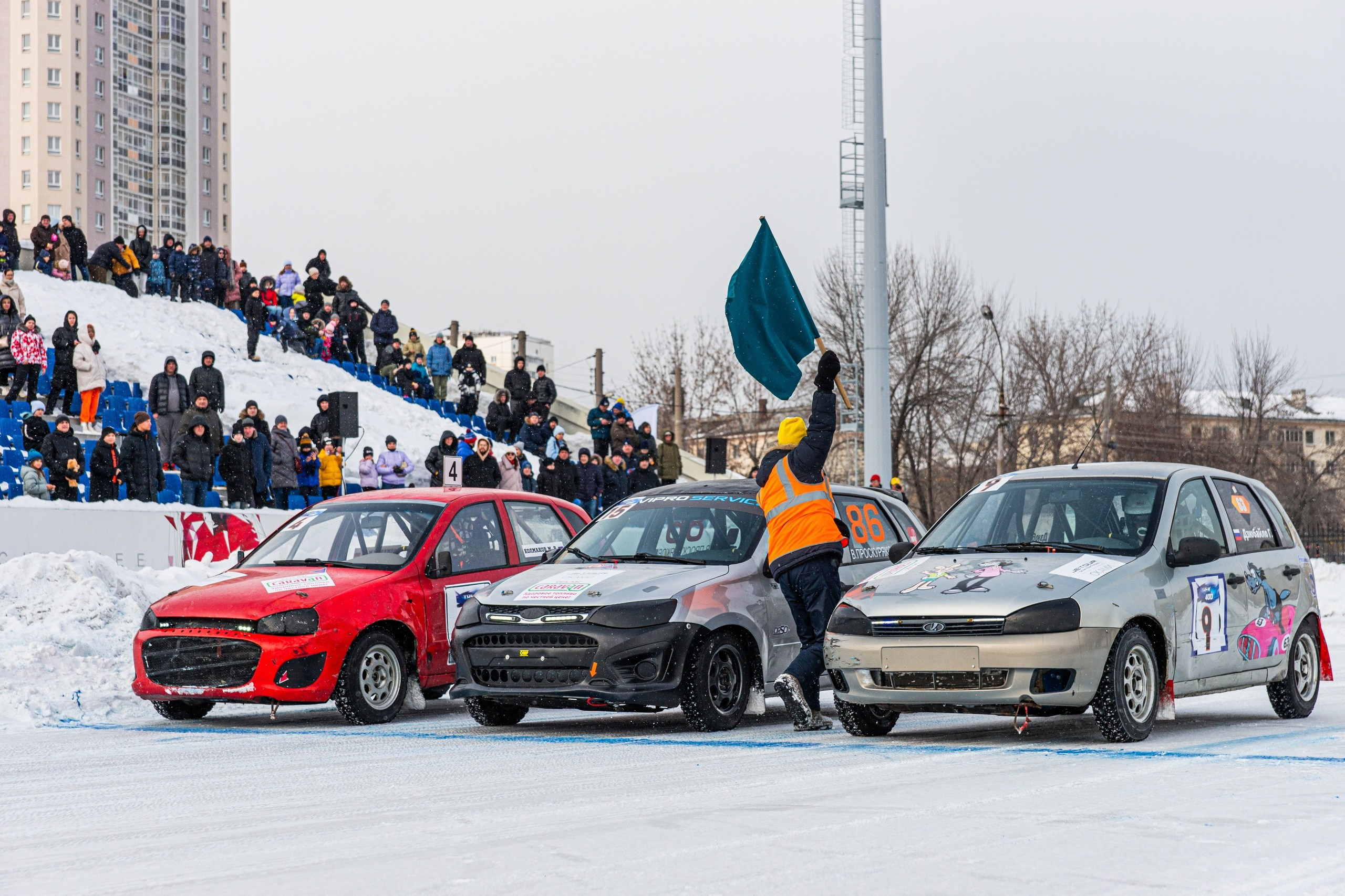 Вихрь адреналина и энергии окружает каждого участника, в то время как камеры на машине захватывают моменты напряженной борьбы за первое место. процесс создания фотографий, которые передают атмосферу состязаний и внутренний мир спортсменов.  Автор фотограф: Додров. Ph: dodrov.