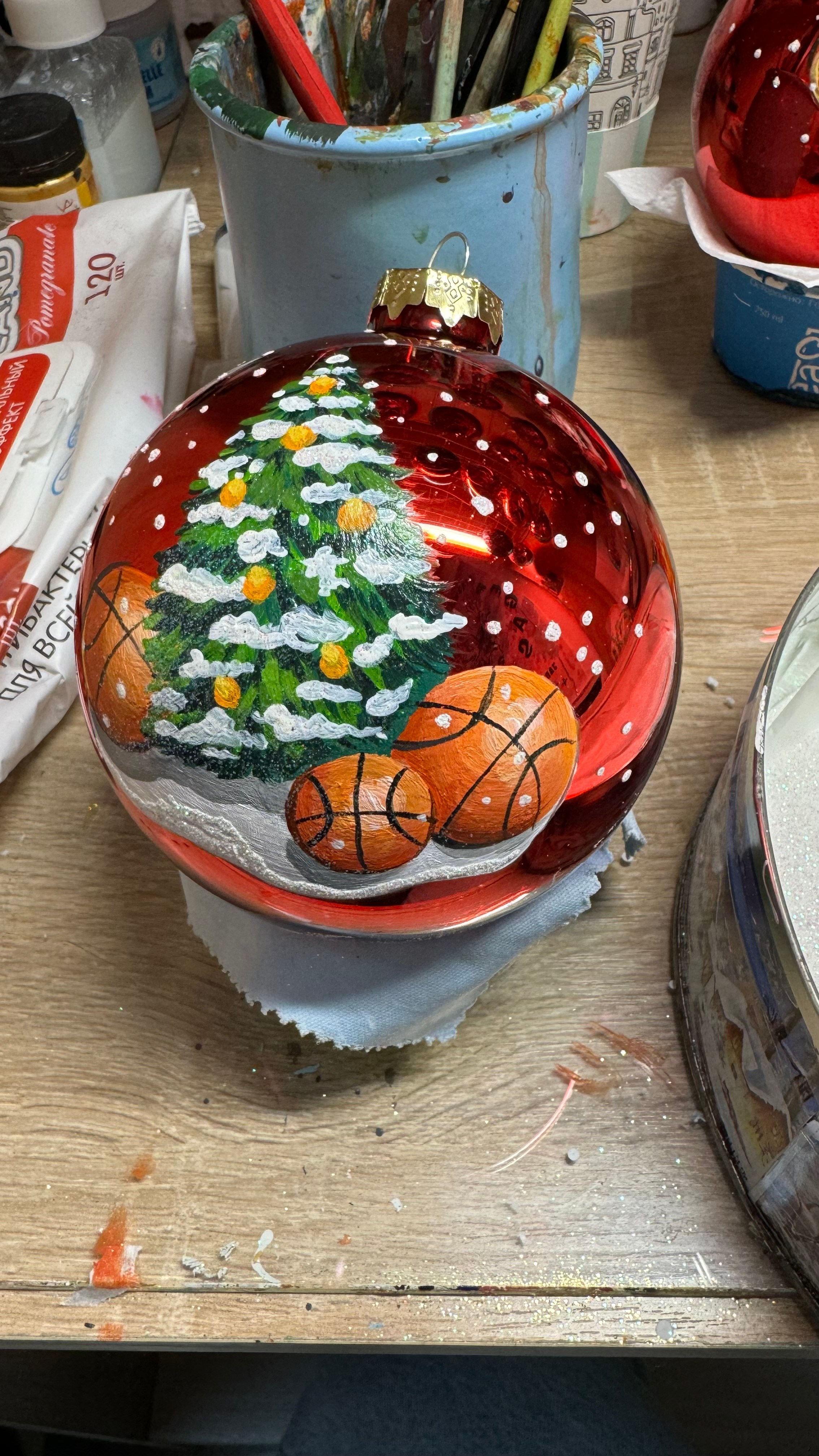 ArtSHARm- наше портфолио по ёлочным шарам с ручной росписью. Художественная ручная роспись елочных шаров, корпоративные подарки и восковые аромасвечи