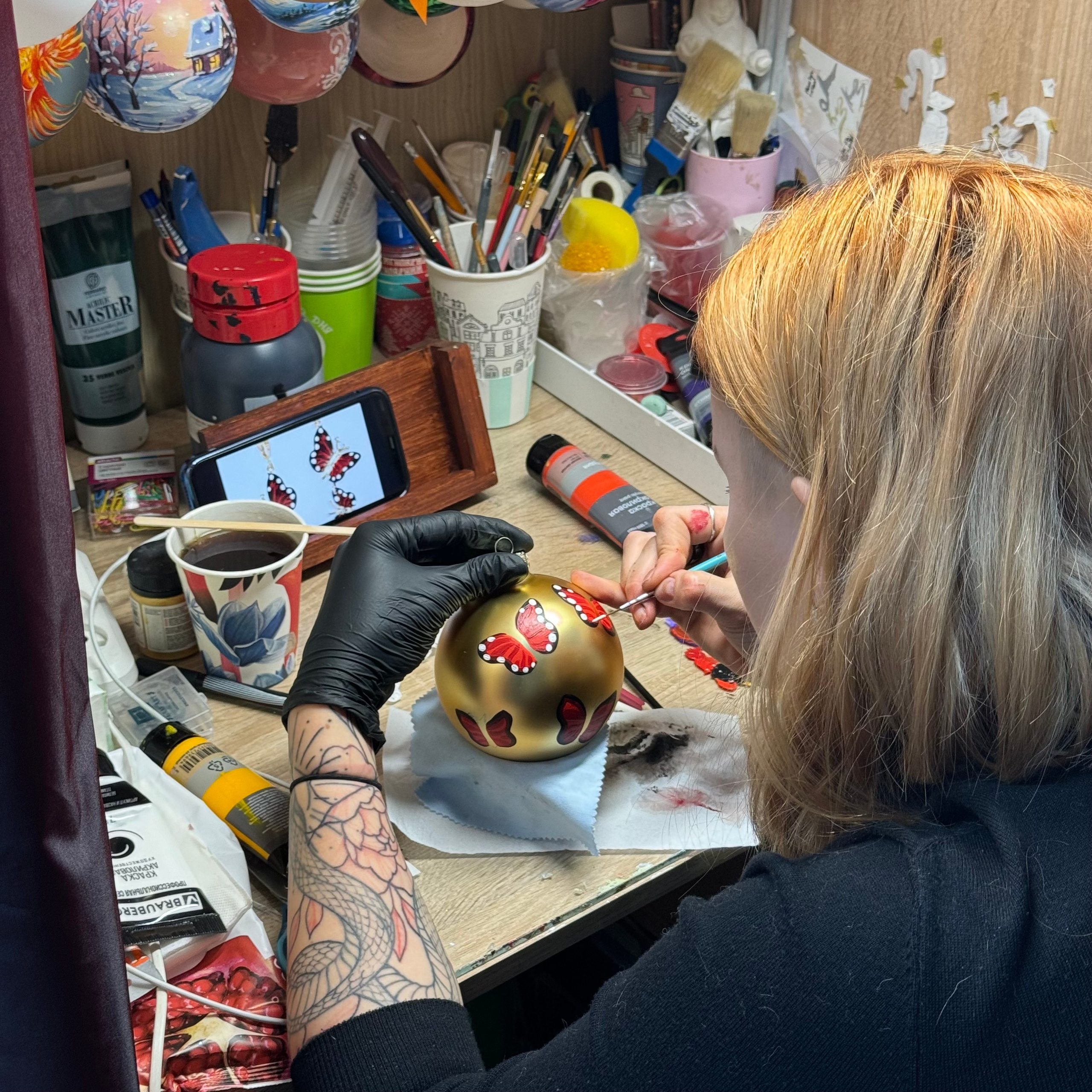 ArtSHARm- наше портфолио по ёлочным шарам с ручной росписью. Художественная ручная роспись елочных шаров, корпоративные подарки и восковые аромасвечи