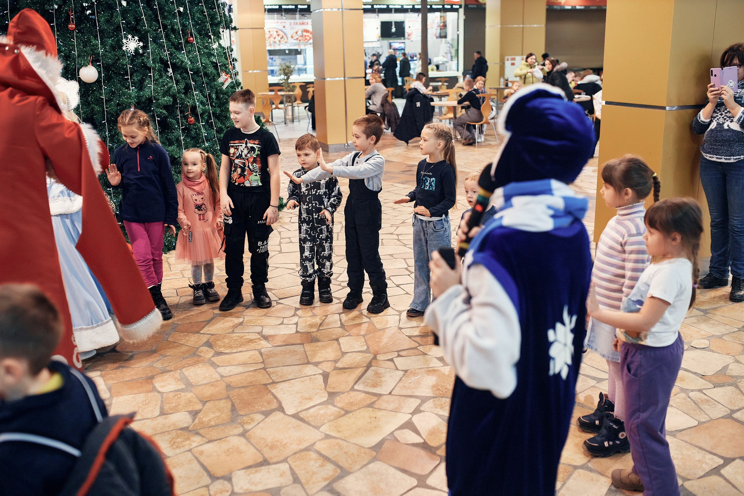 Детский новогодний праздник в ТЦ Июнь. Семейный и репортажной фотограф в Красноярске и Москве Виктор Бабинцев