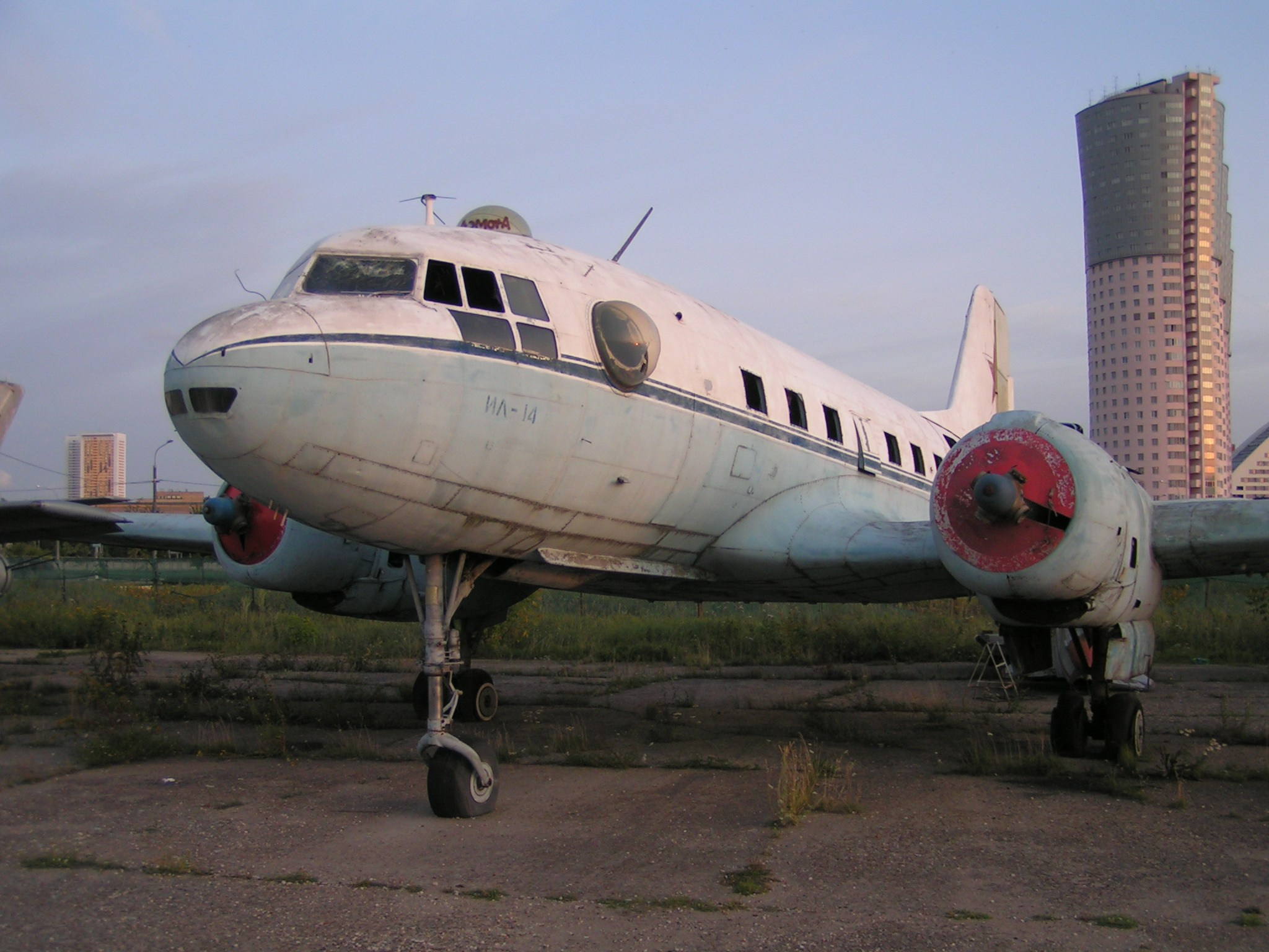 Ил-14 (Ходынка) — уничтожен. Фотоальбом показывающий увлекательный мир авиации и мир медведей Андрея Иванова