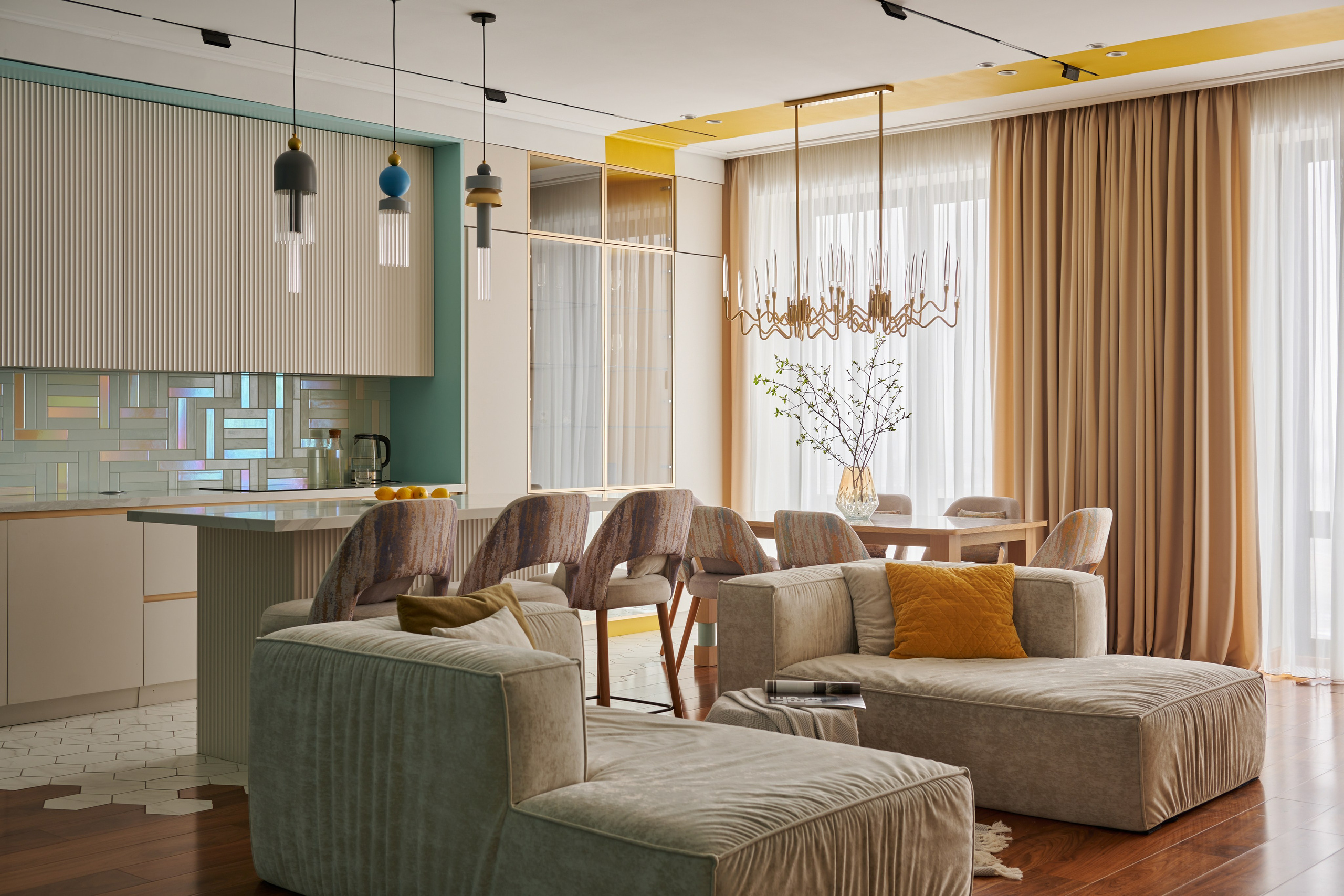 Диванная зона у кухни, мягкий свет и барные стулья