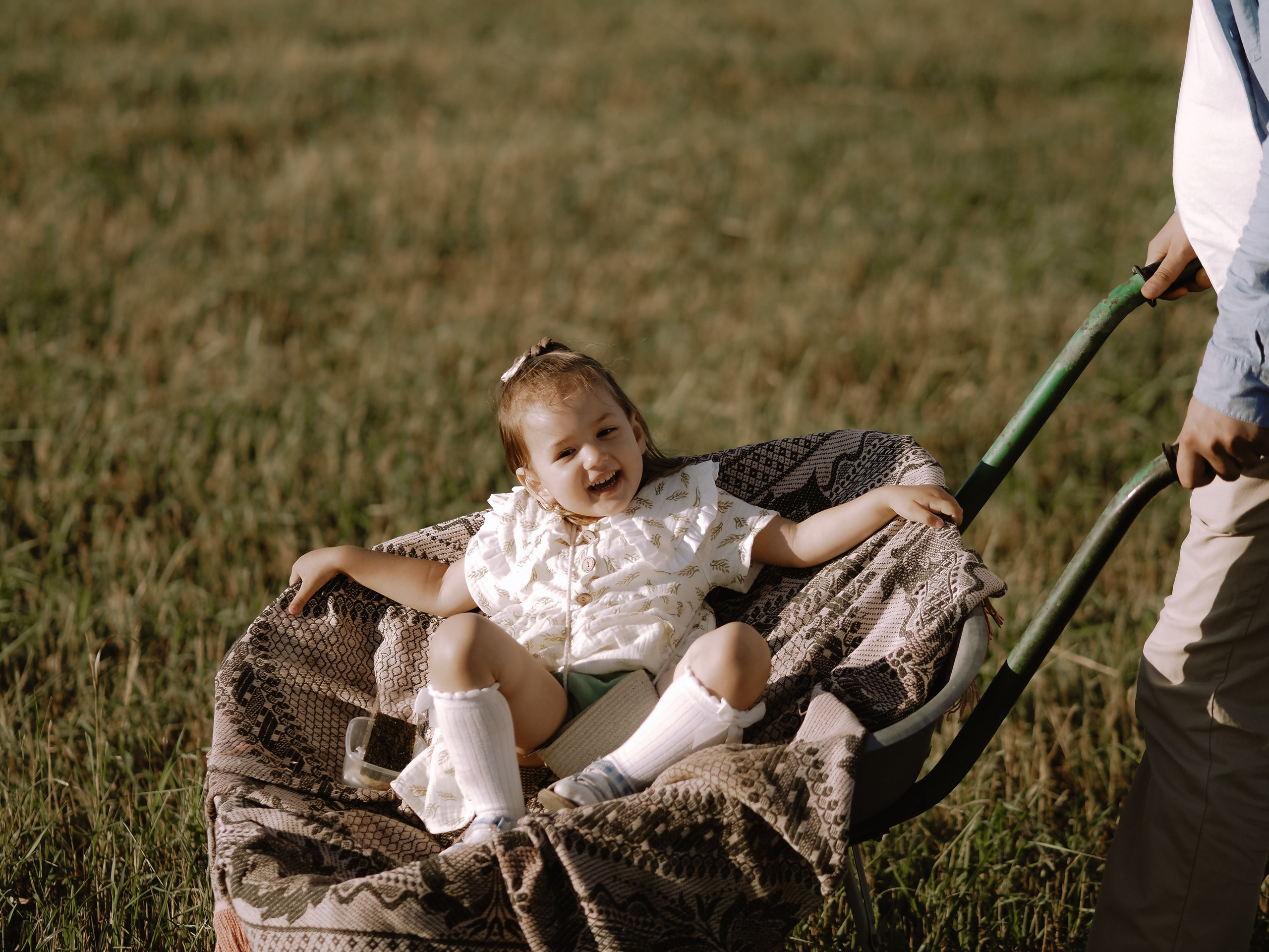 Гоняться по полю на тачке с мамой и папой. Обижаться. Смеяться. Фотограф Рязань. Семейный Свадебный фотограф