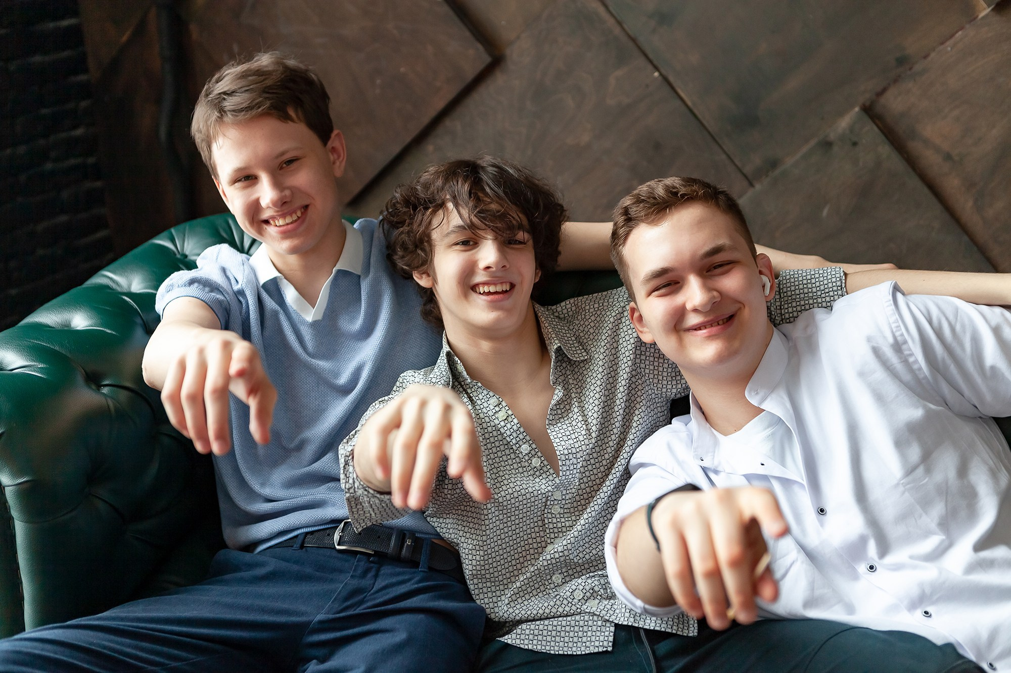 Одноклассники показывают руки