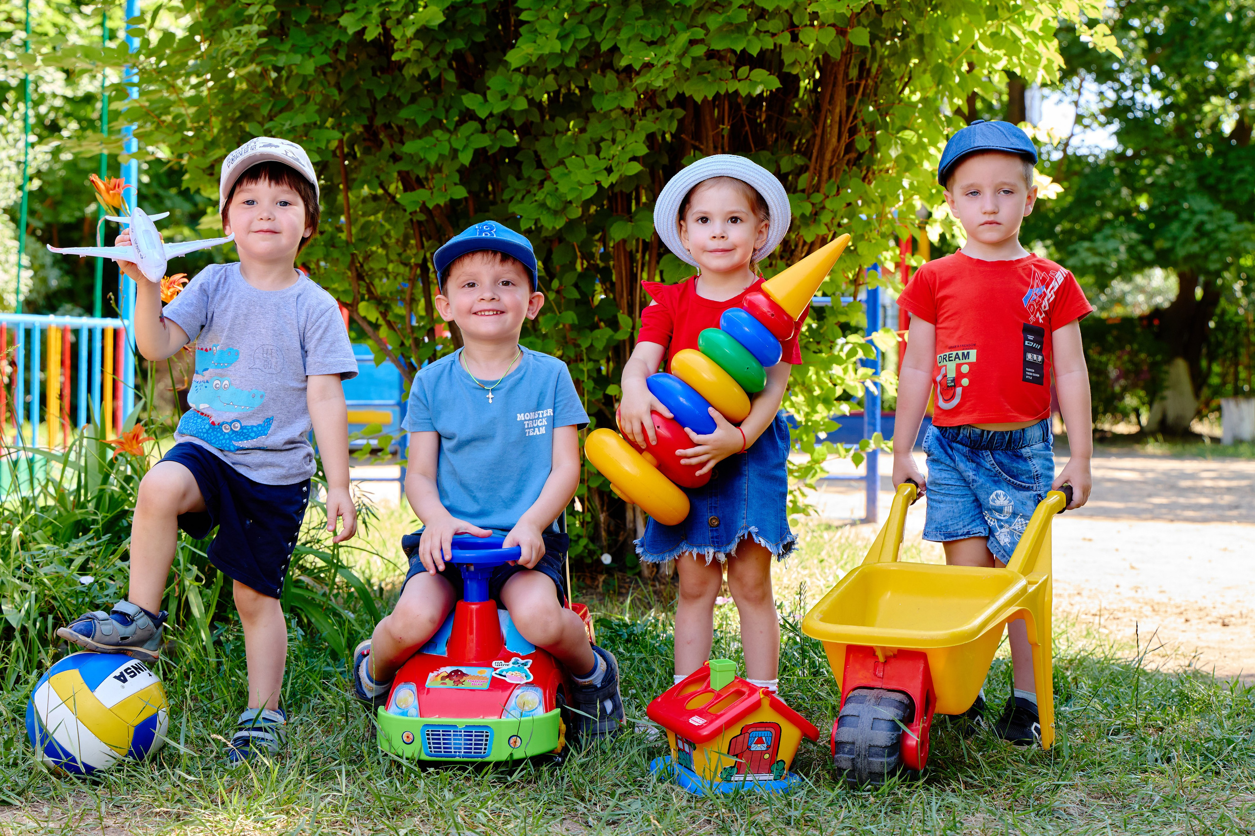 Пример летней съёмки в детском саду № 92 младшая группа Ромашки. Фотограф Выпускные альбомы Таганрог Сергей Коробченко