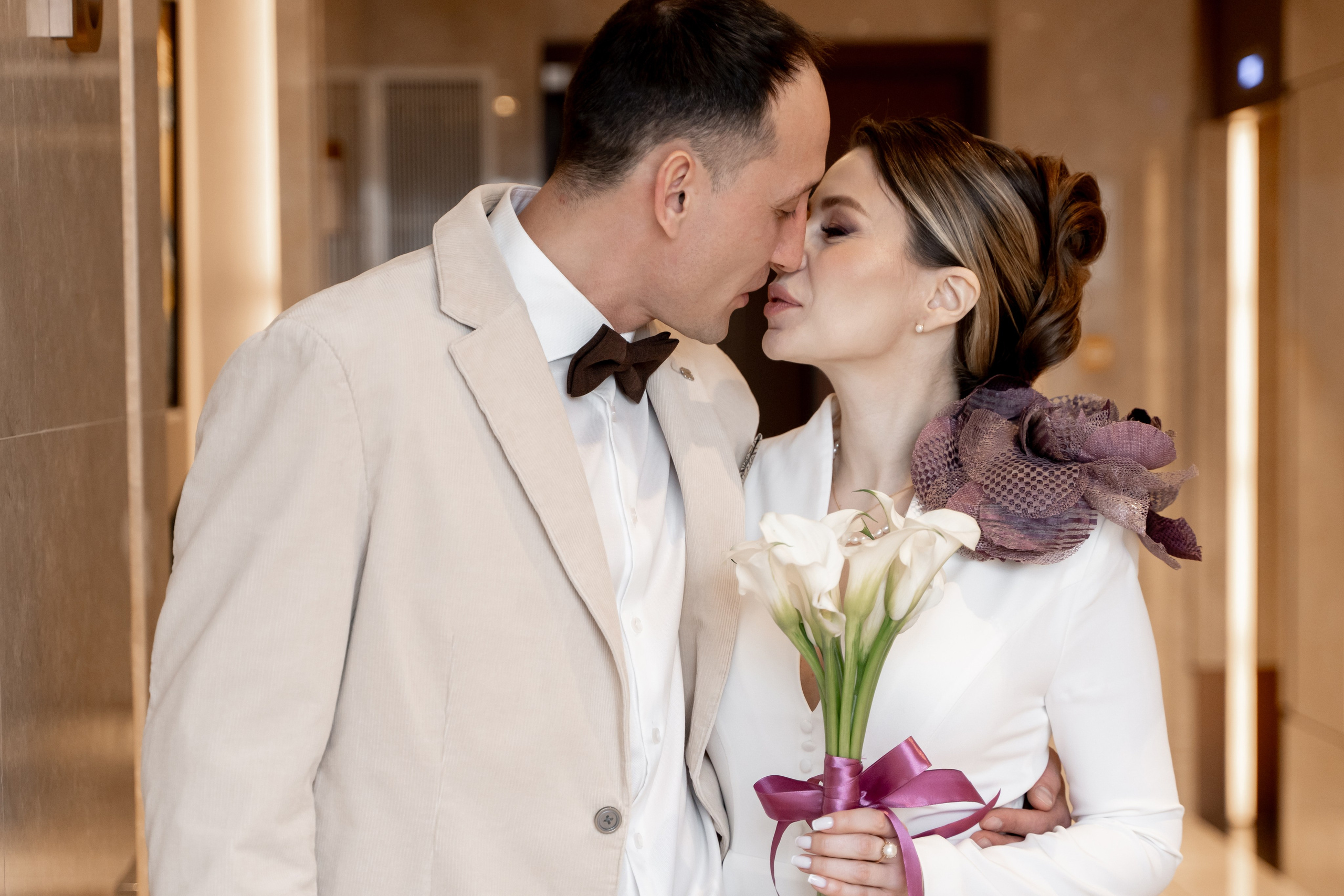 Свадебный фотограф в Москве. Свадебный фотограф Видное, Бутово, Домодедово, Щербинка, Царицыно. Свадебная фотосессия и сборы невесты в отеле Soluxe. Регистрация брака во дворце бракосочетания ВДНХ. Свадьба на ВДНХ. Свадебная фотосессия с ретро автомобилем Чайка. 