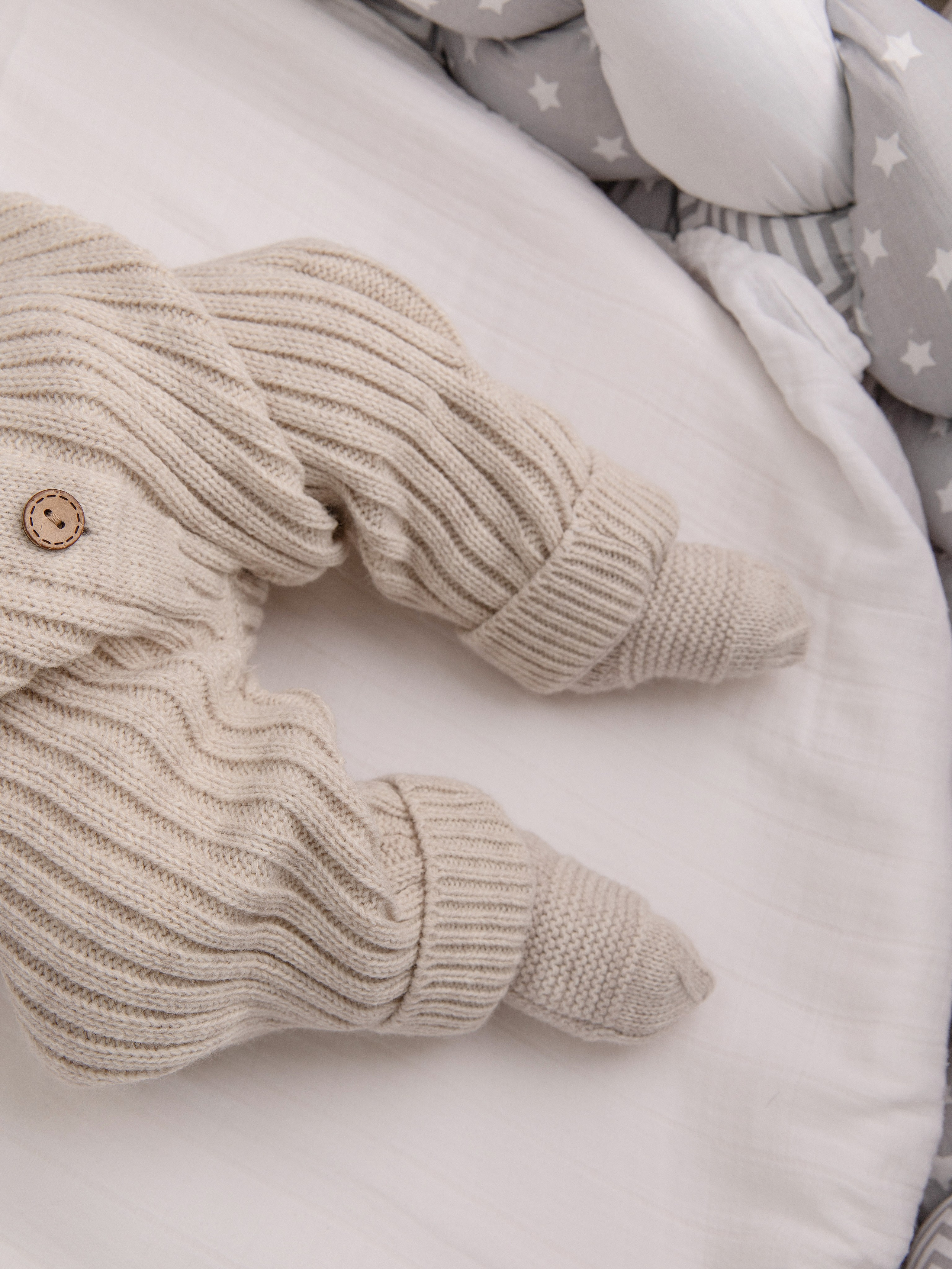 Детские вязаные комбинезоны. Фотостудия предметной и модельной съёмки для маркетплейсов