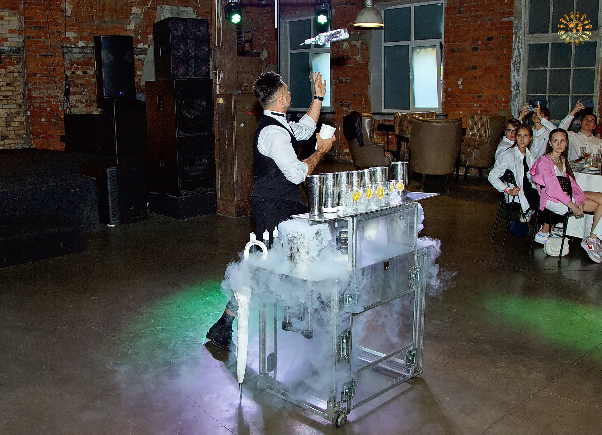 Выпускной 2023 (9-й класс, школа № 46). Loft Urban. Москва. Репортажная съемка в Москве и области. Анималистика