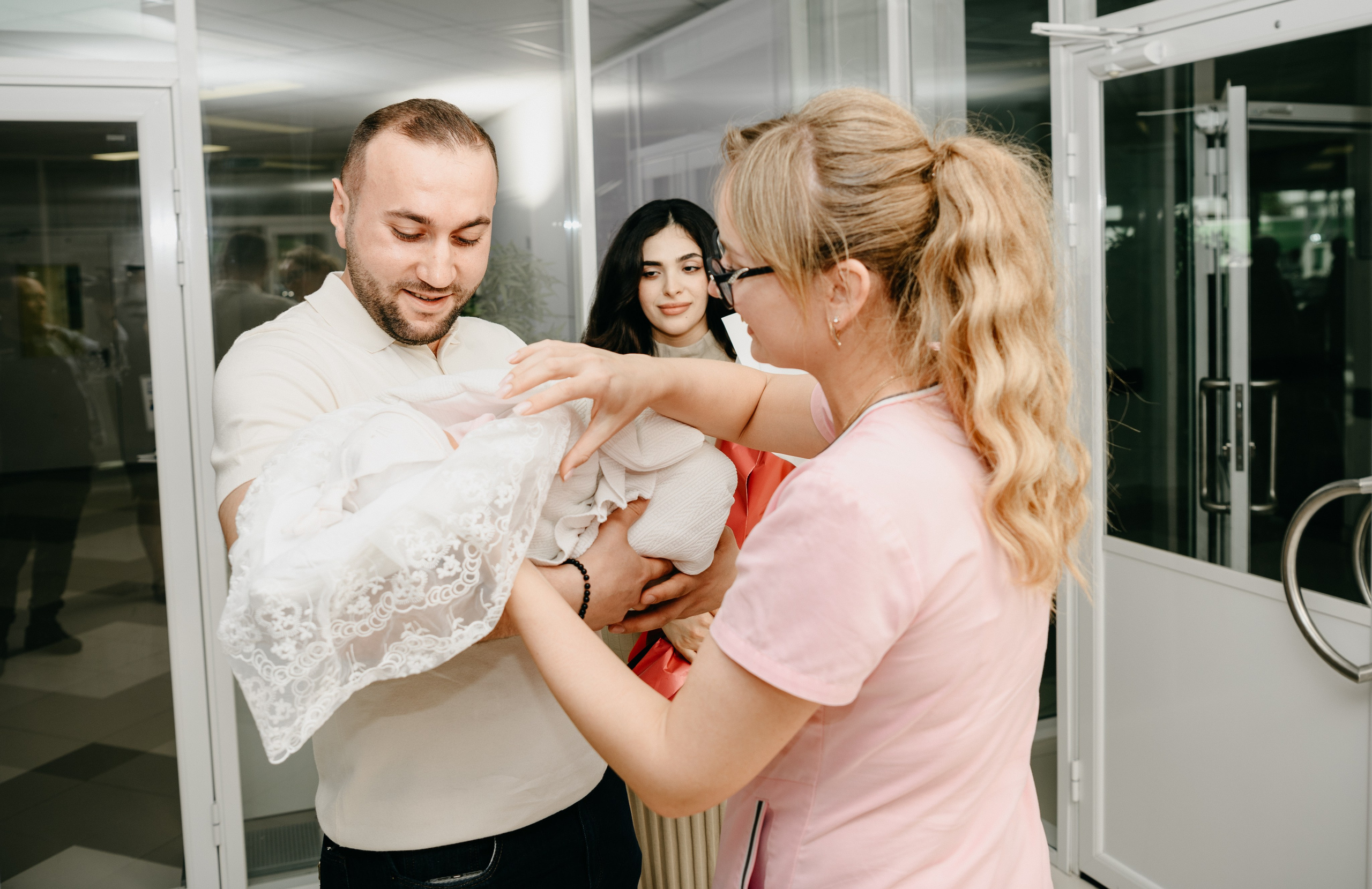 Выписка Амелии в ФГБУ Кулакова. Фотограф на выписку из роддома в Москве и МО