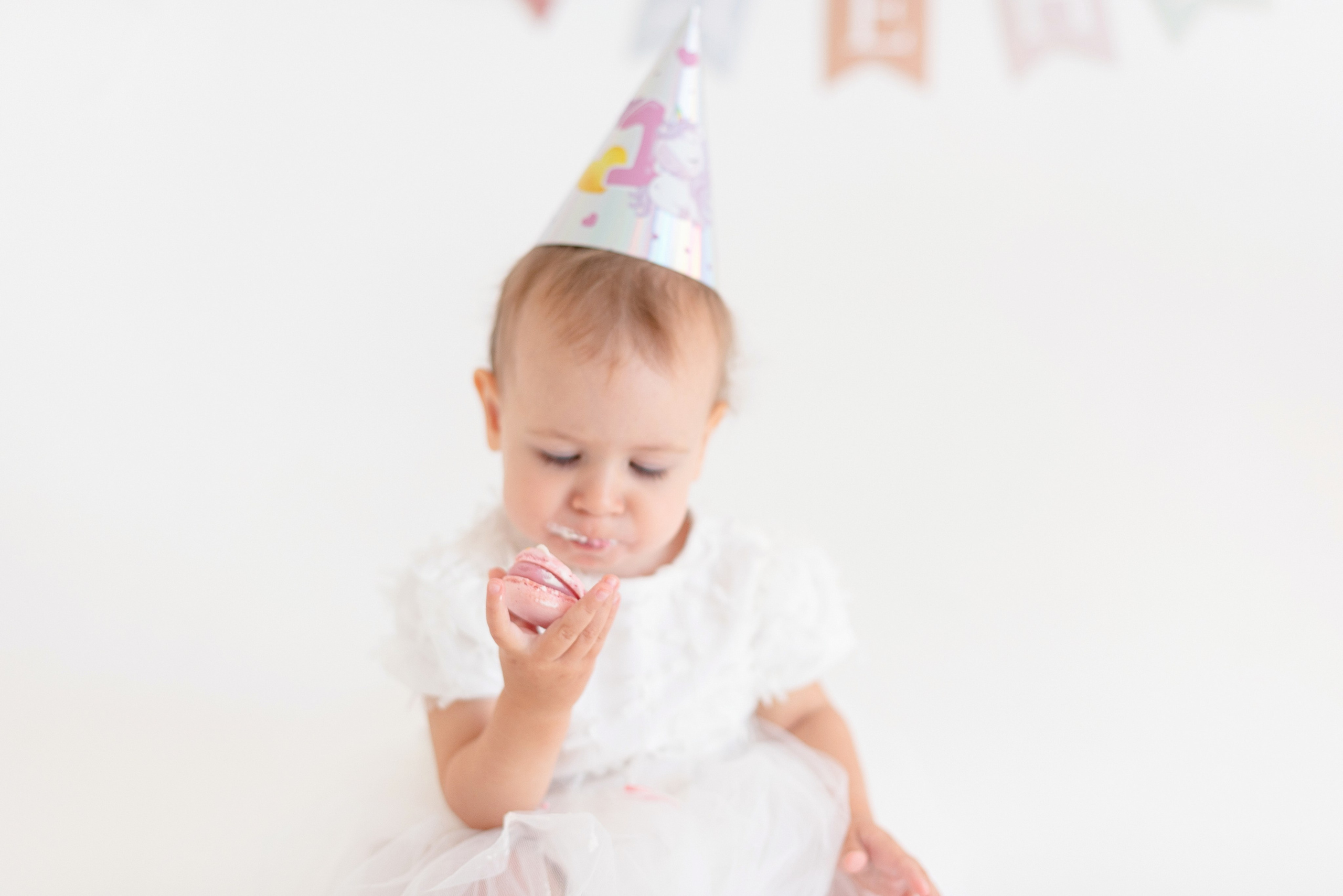 Фотосессия дня рождения ребенка в фотостудии, торт, воздушные шары, мыльные пузыри, профессиональные детские фотографии в Сургуте и Нефтеюганске.