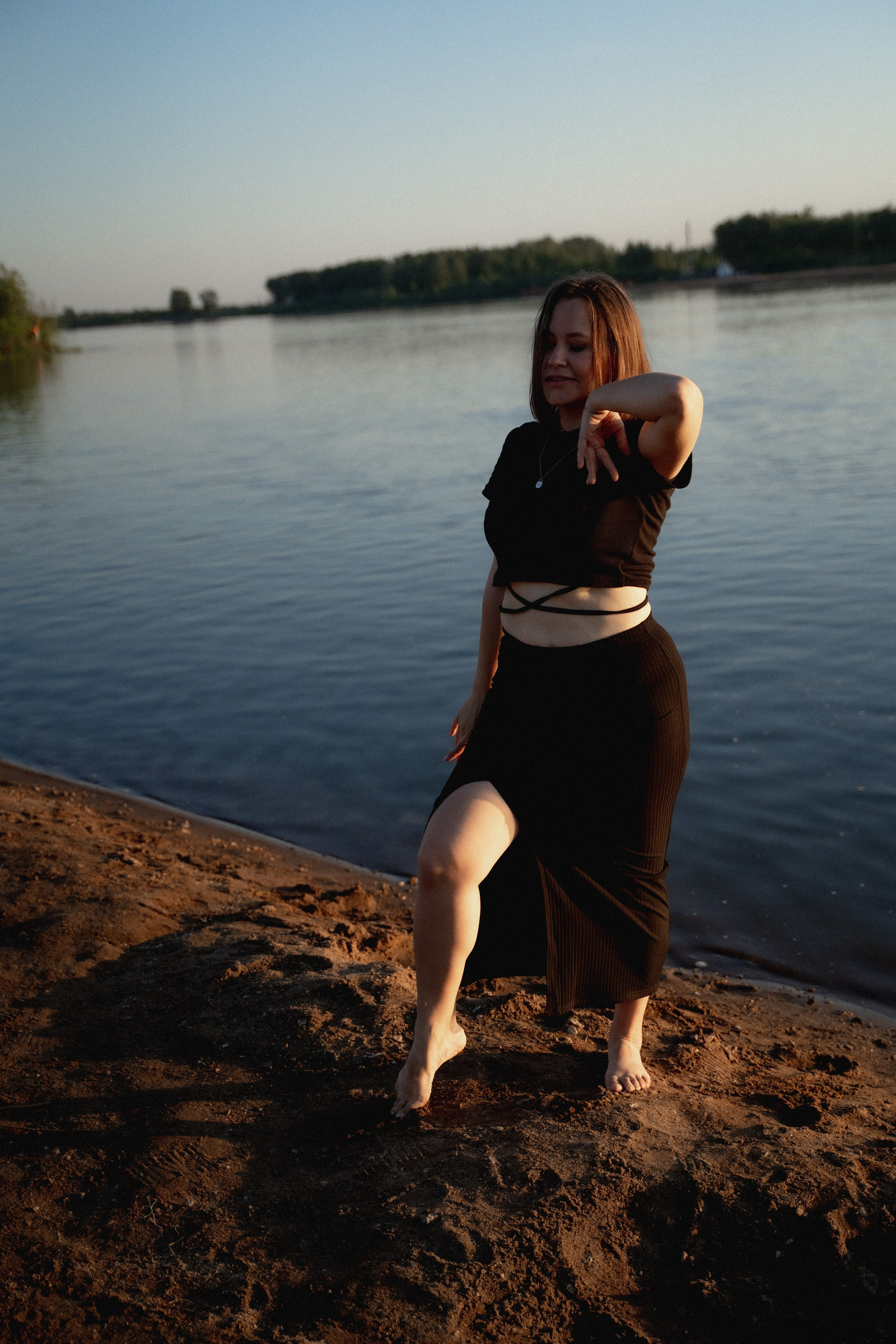 Девушки на берегу