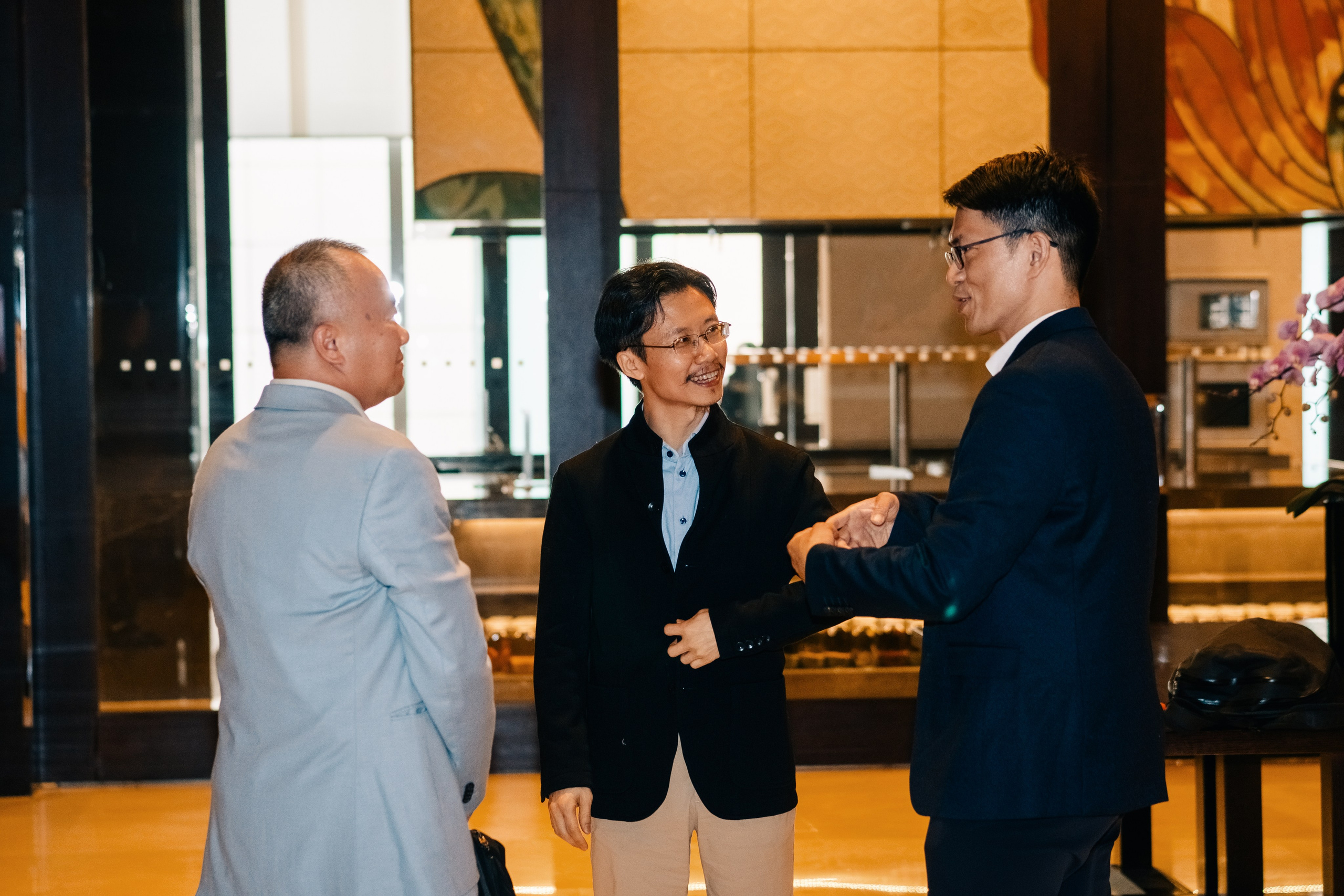 Гости конференции общаются в перерыве, Legal 500 China Summit, деловая съемка в Китае.