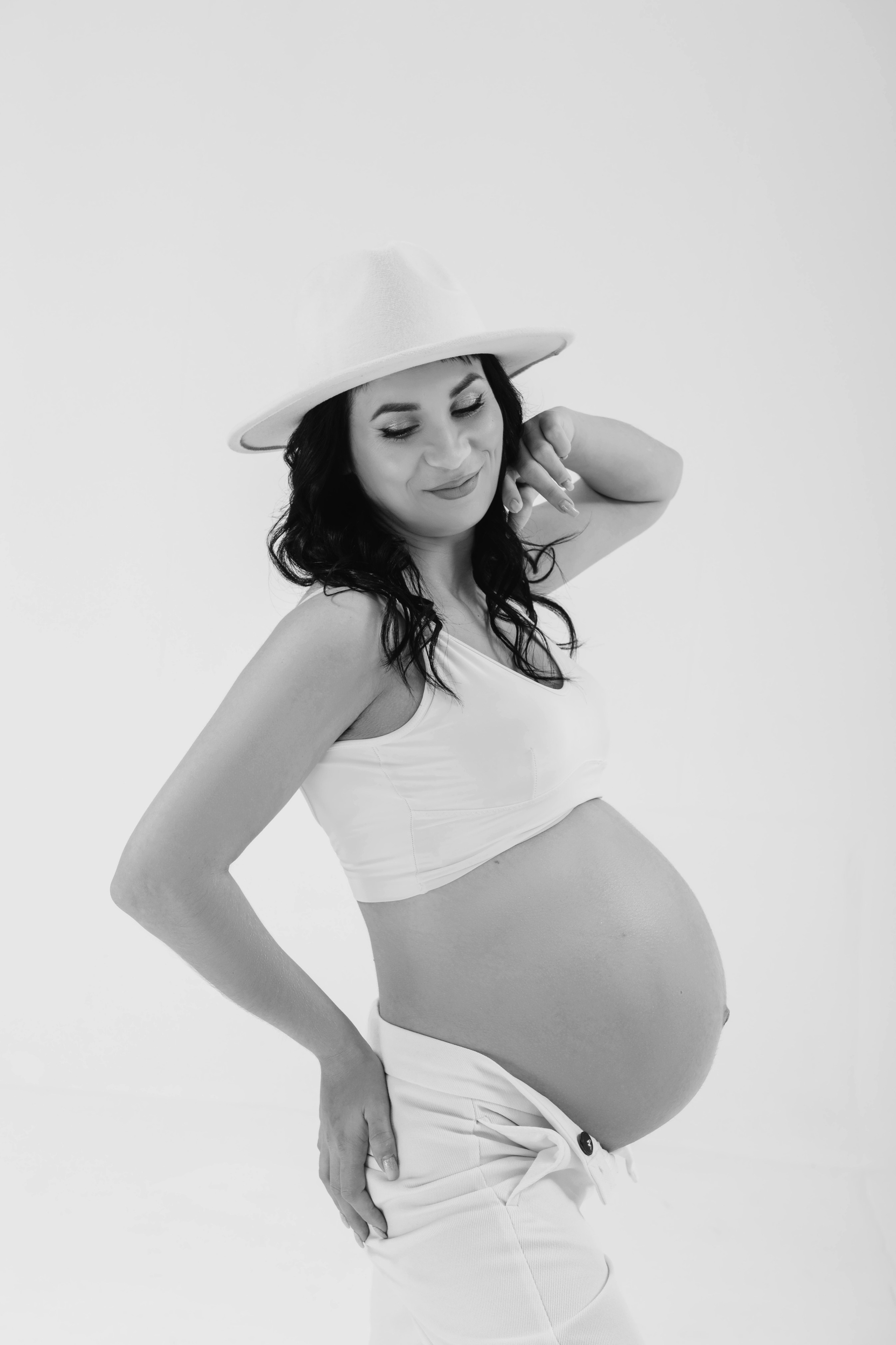 Белые брюки 42-44 плюс топ черный/белый, шляпа. Фотограф Анна Качан