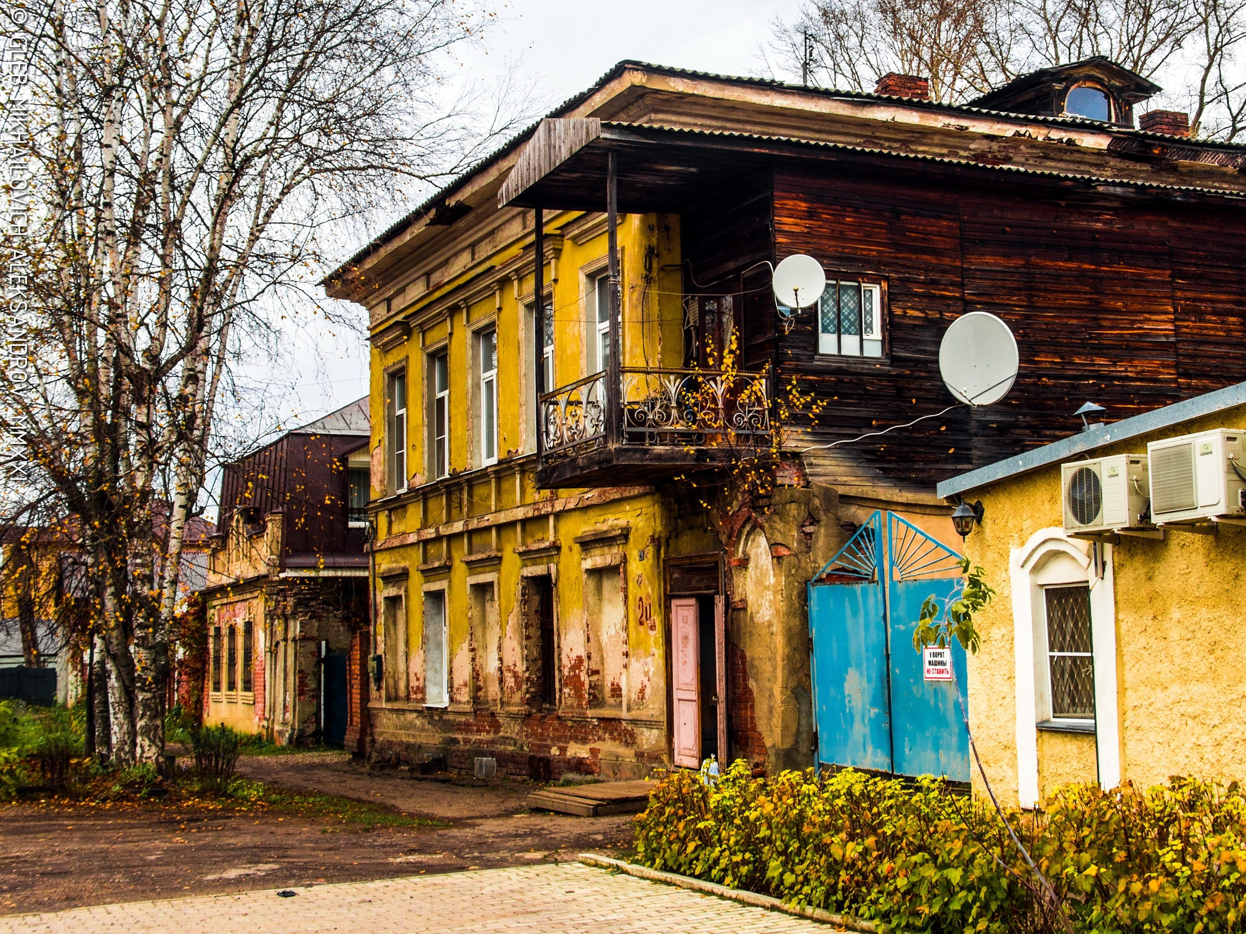 Ростов Великий. Бывший главный дом городской усадьбы и усадебный флигель. Зодчество