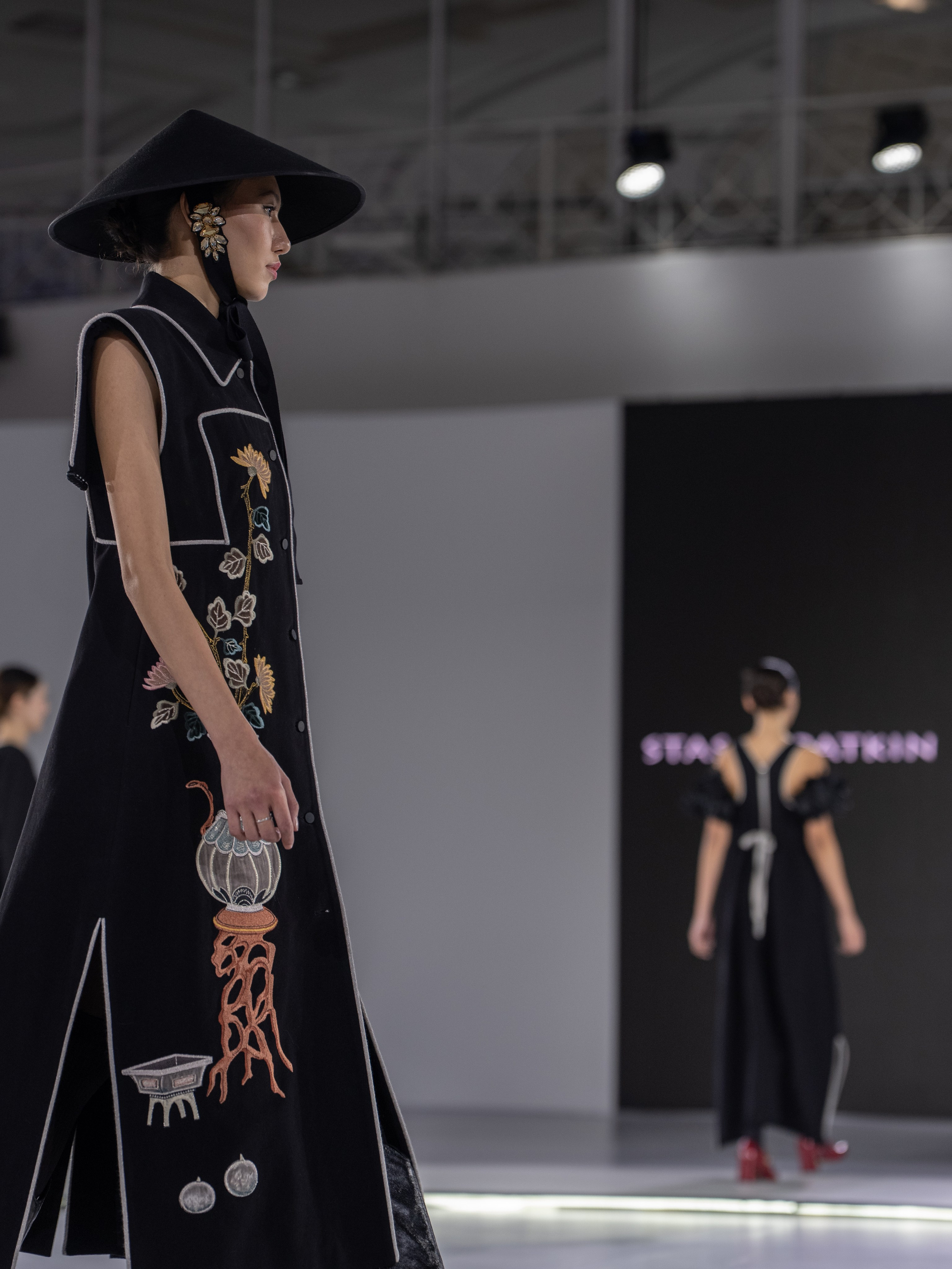 Дизайнер Stas Lopatkin. Сайт Алматинского НЮ АРТ, будуар и фэшн фотографа Дениса Карпенко