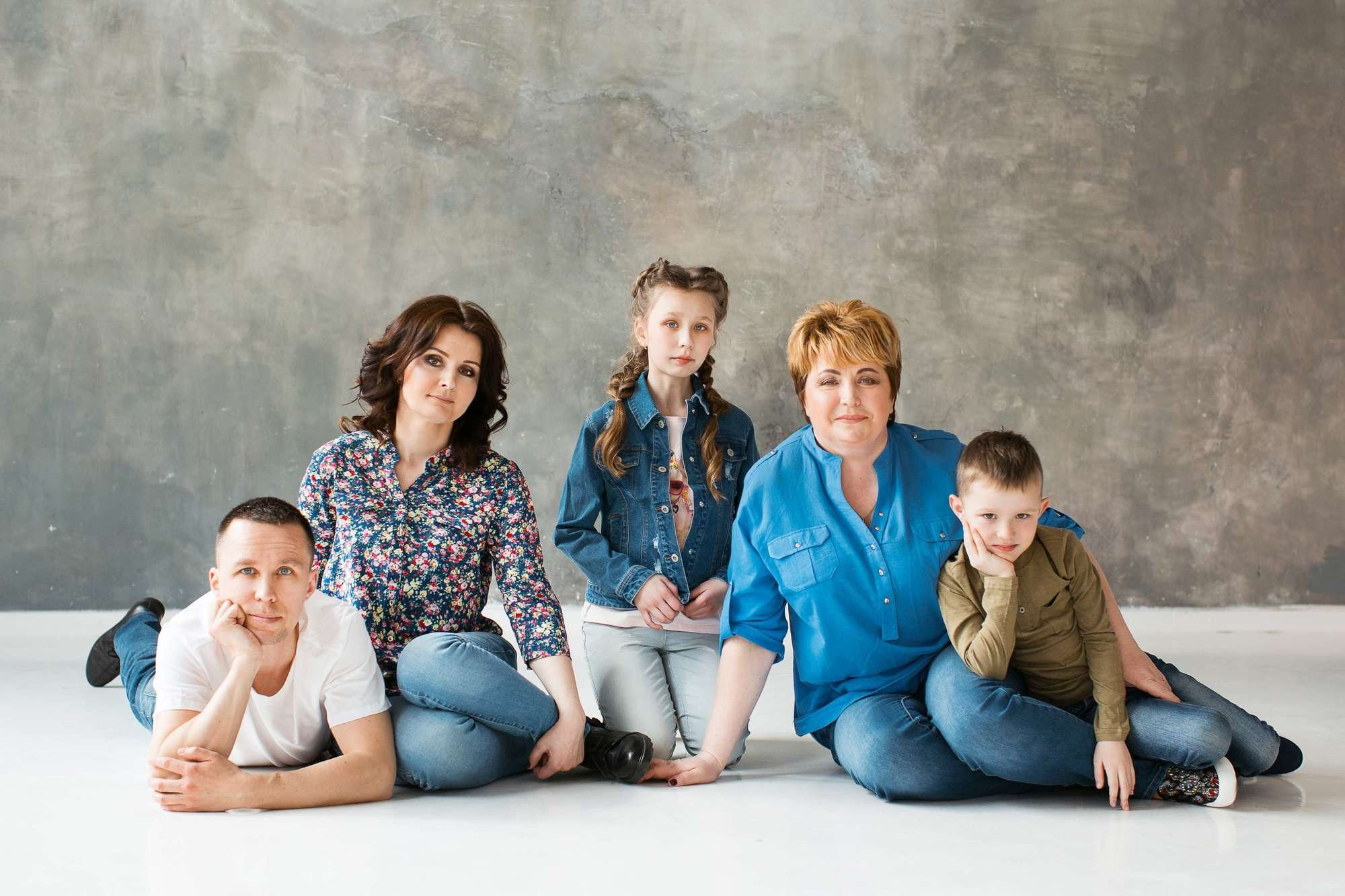 Фотосессия большой семьи в студии